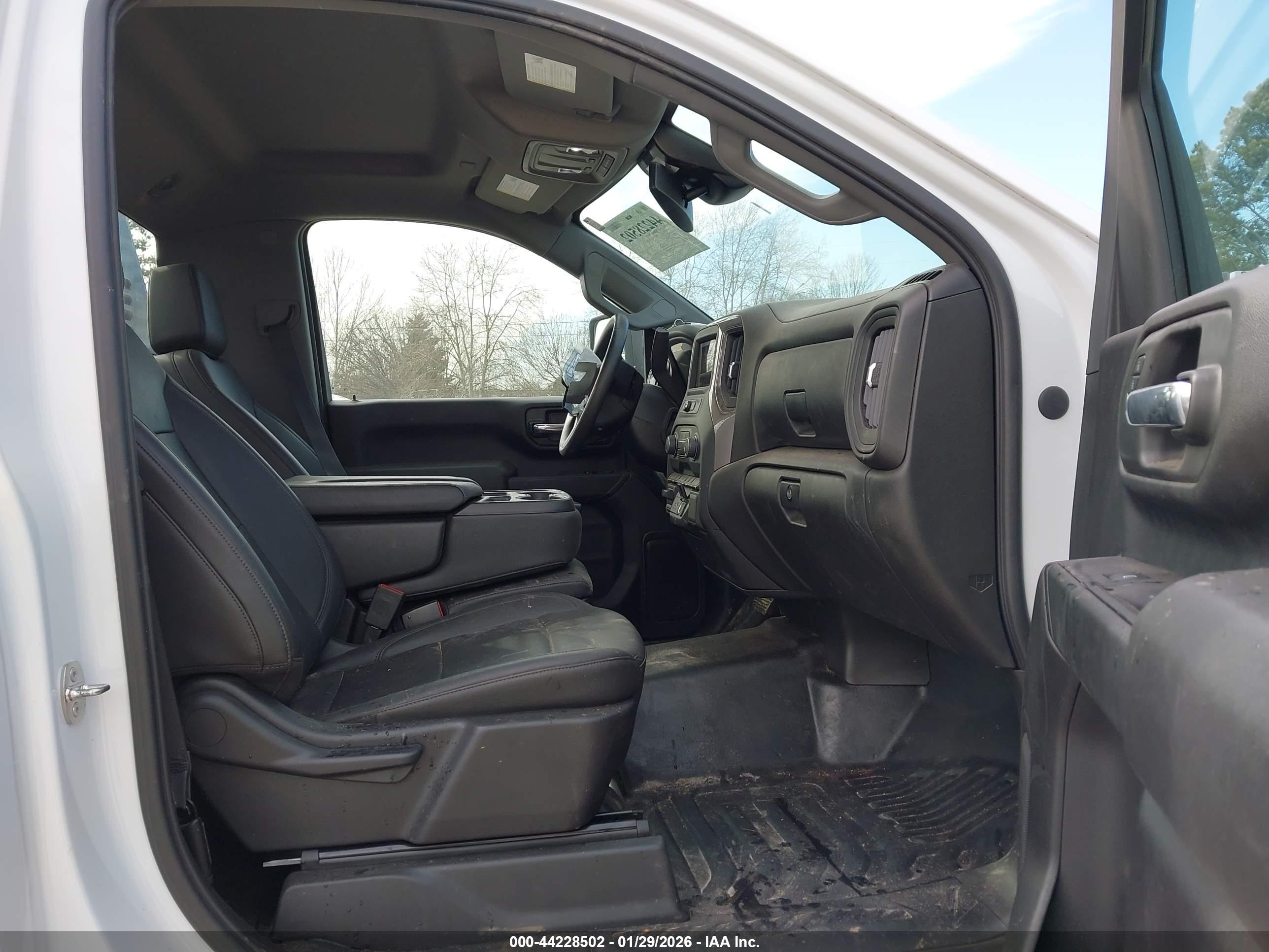 CHEVROLET SILVERADO image 5