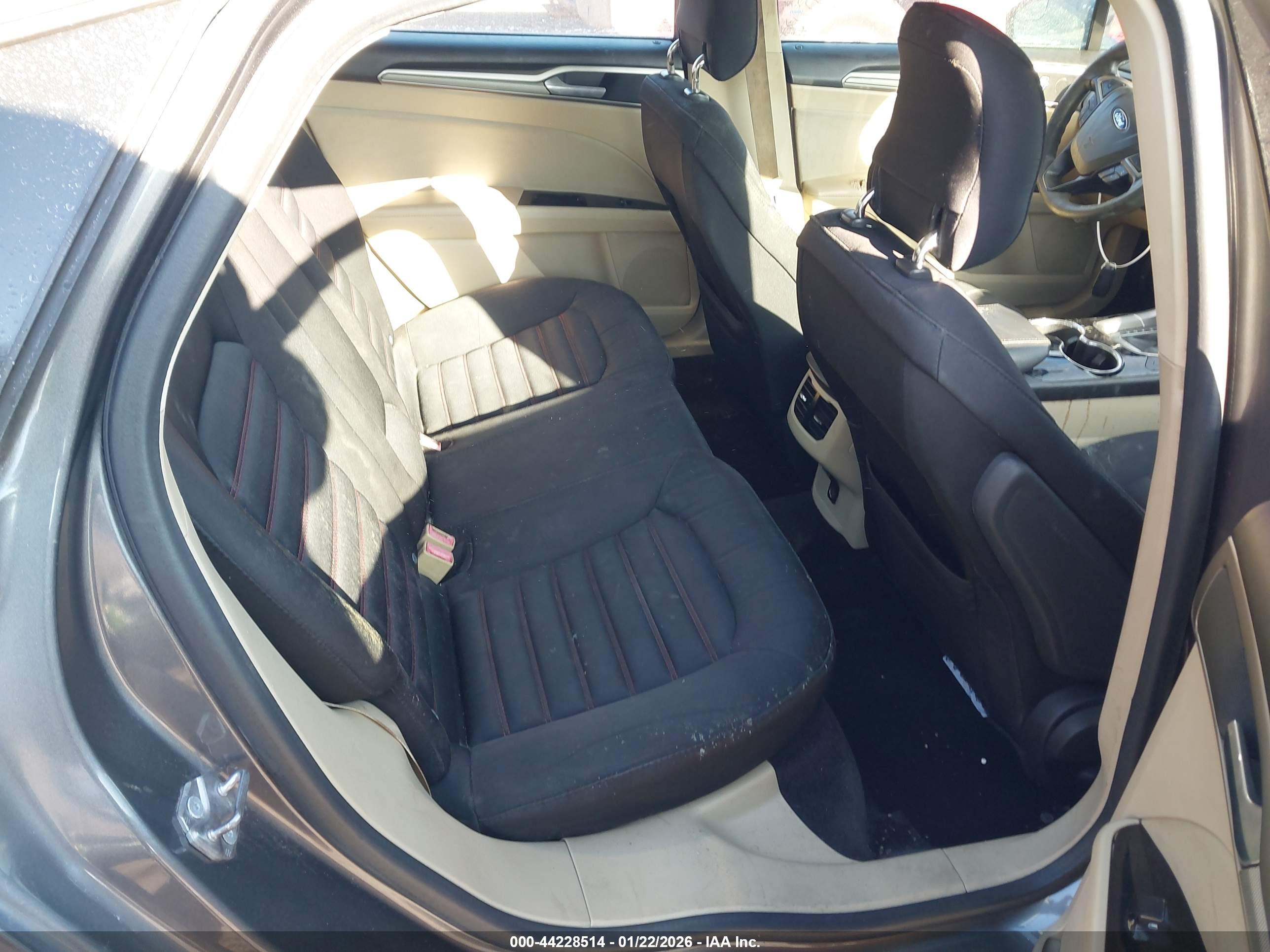 FORD FUSION image 8