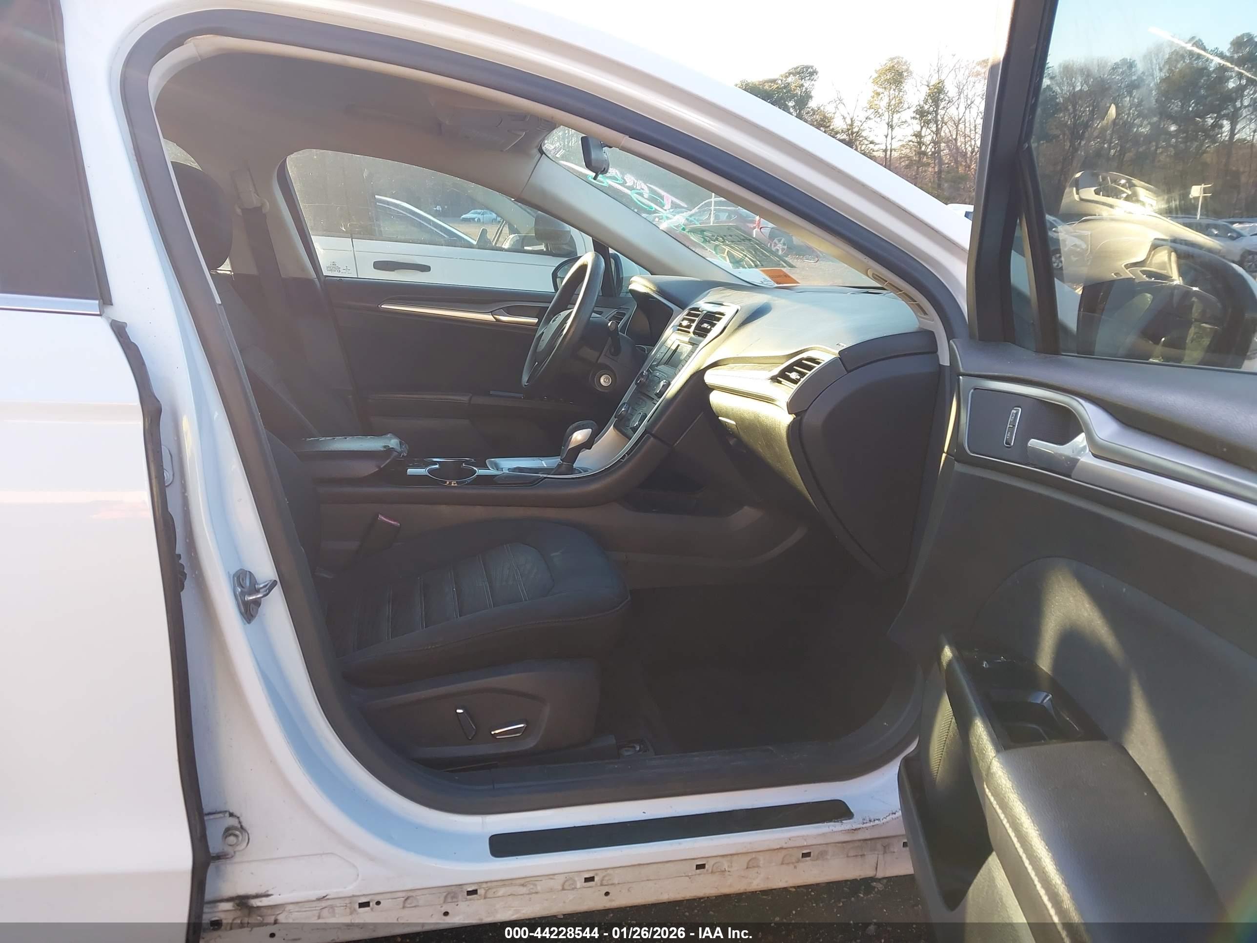 FORD FUSION image 5