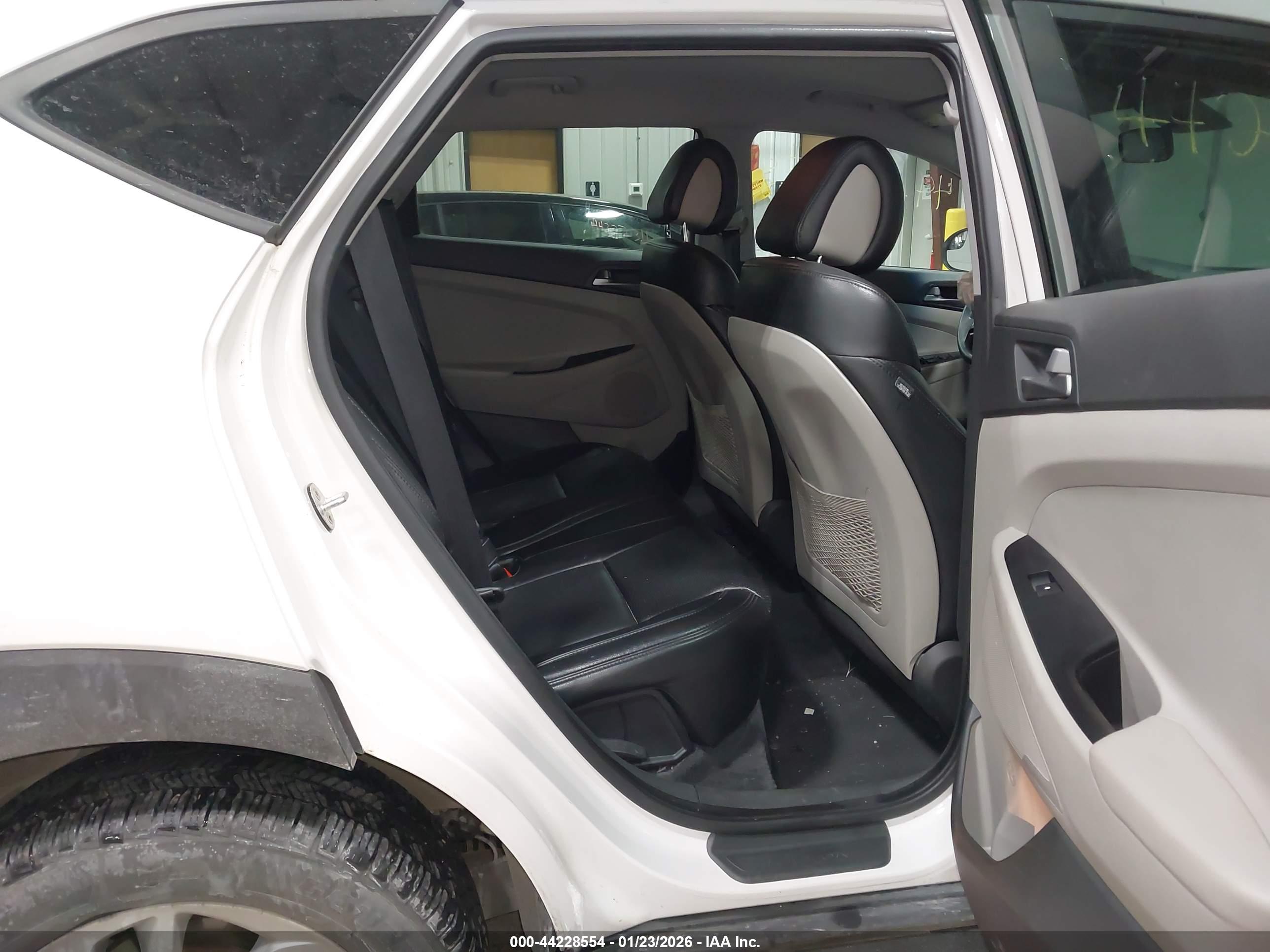 HYUNDAI TUCSON image 8