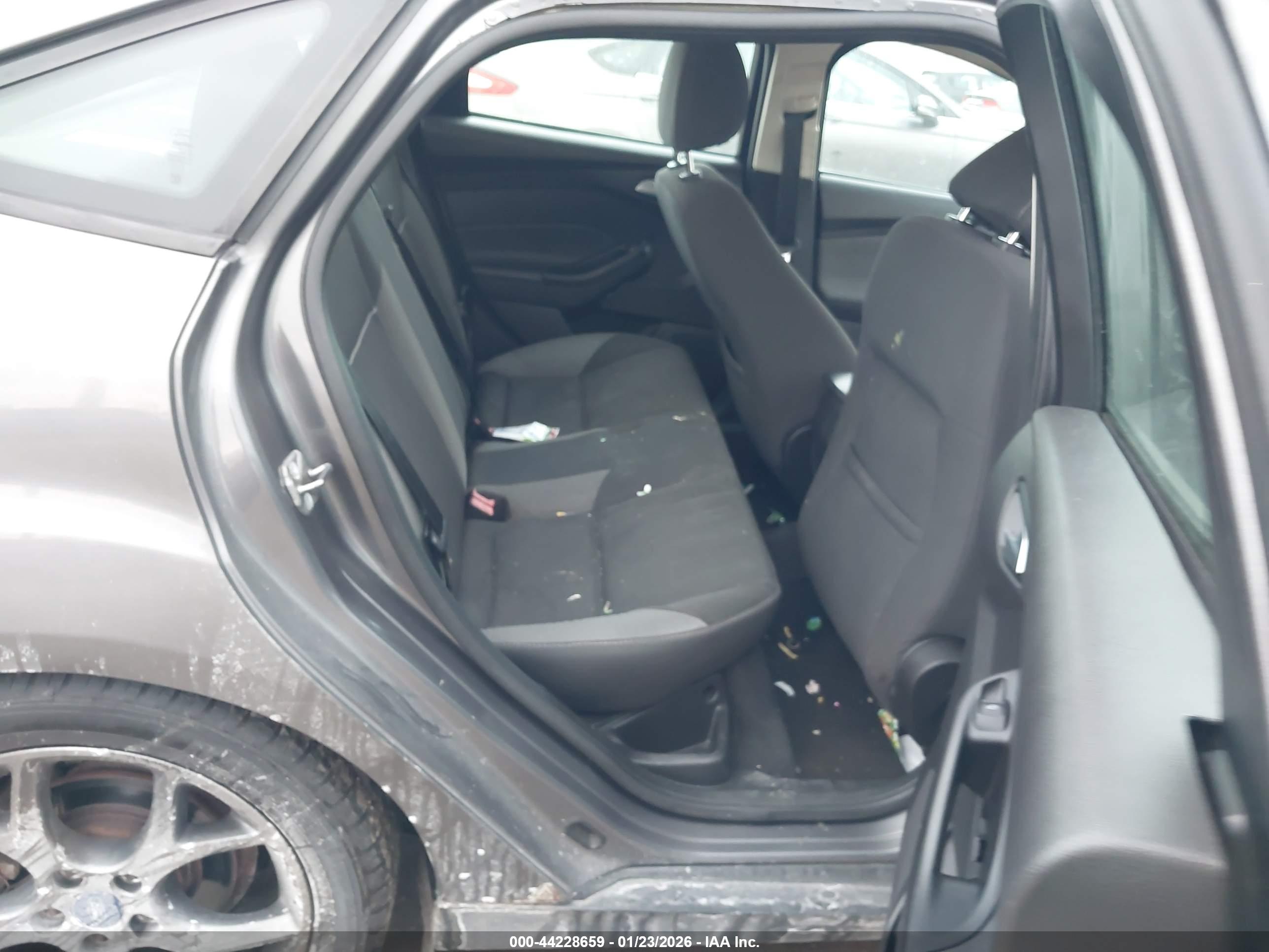 FORD FOCUS image 8