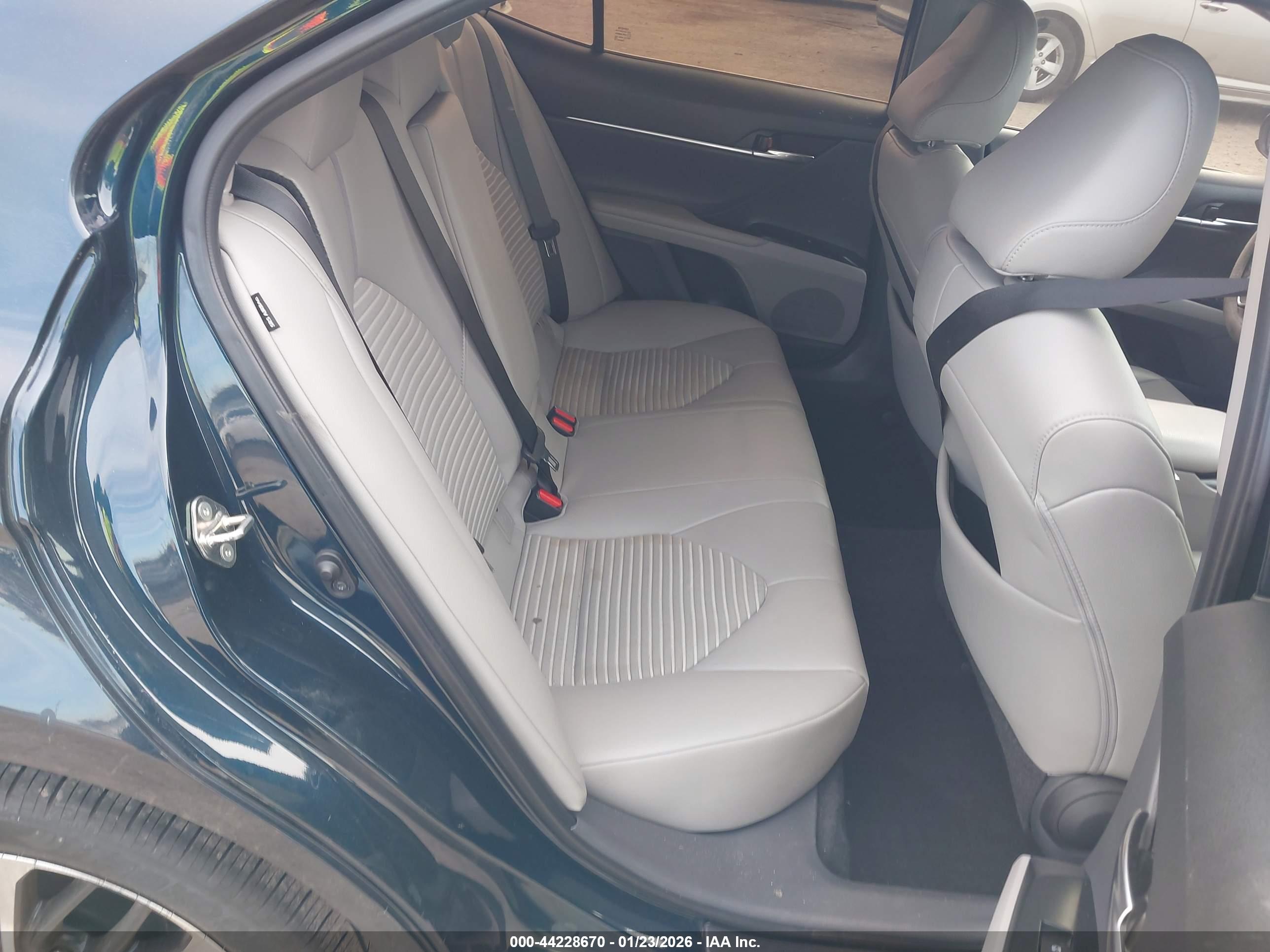 TOYOTA CAMRY image 8