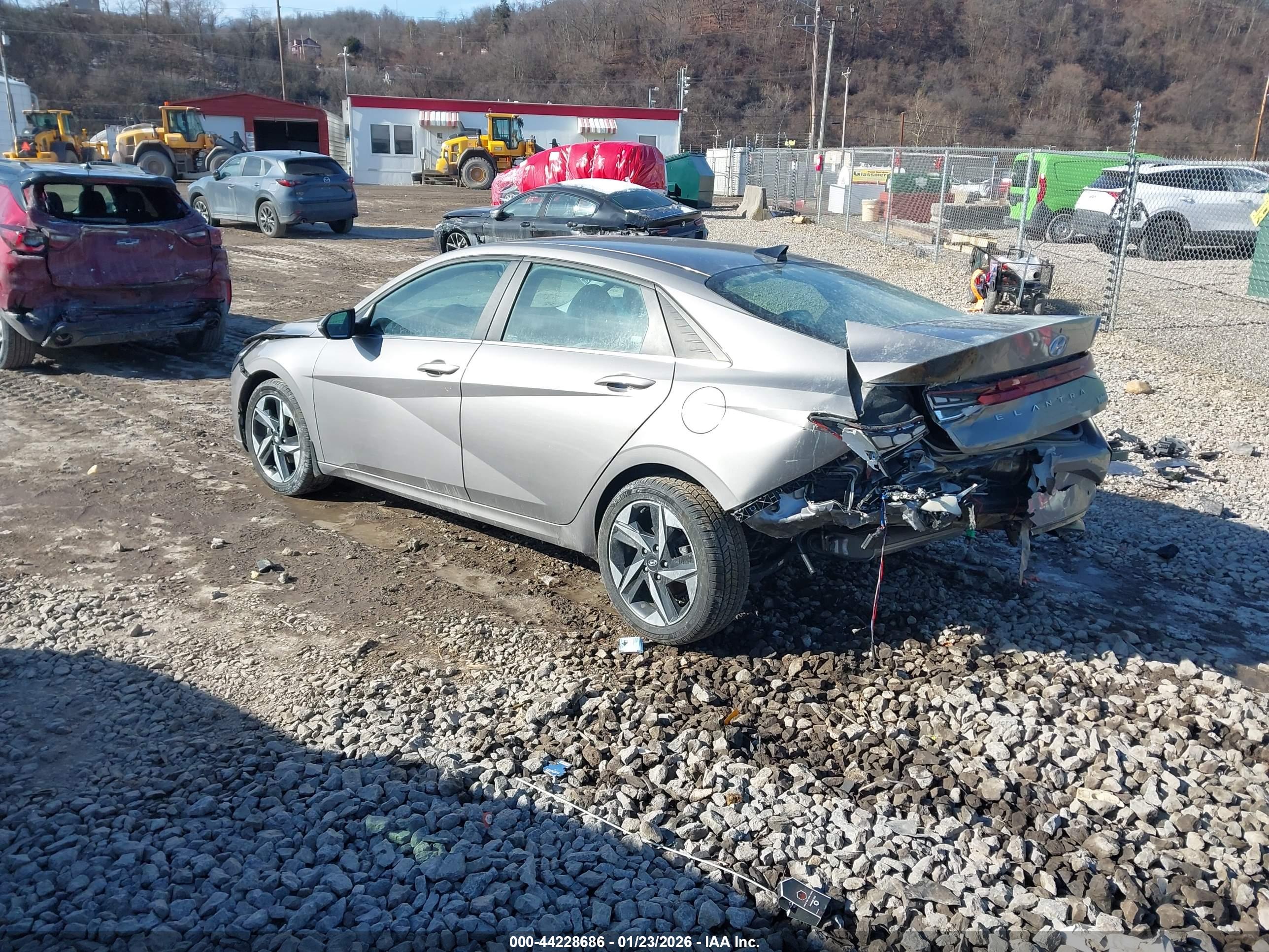 HYUNDAI ELANTRA image 3