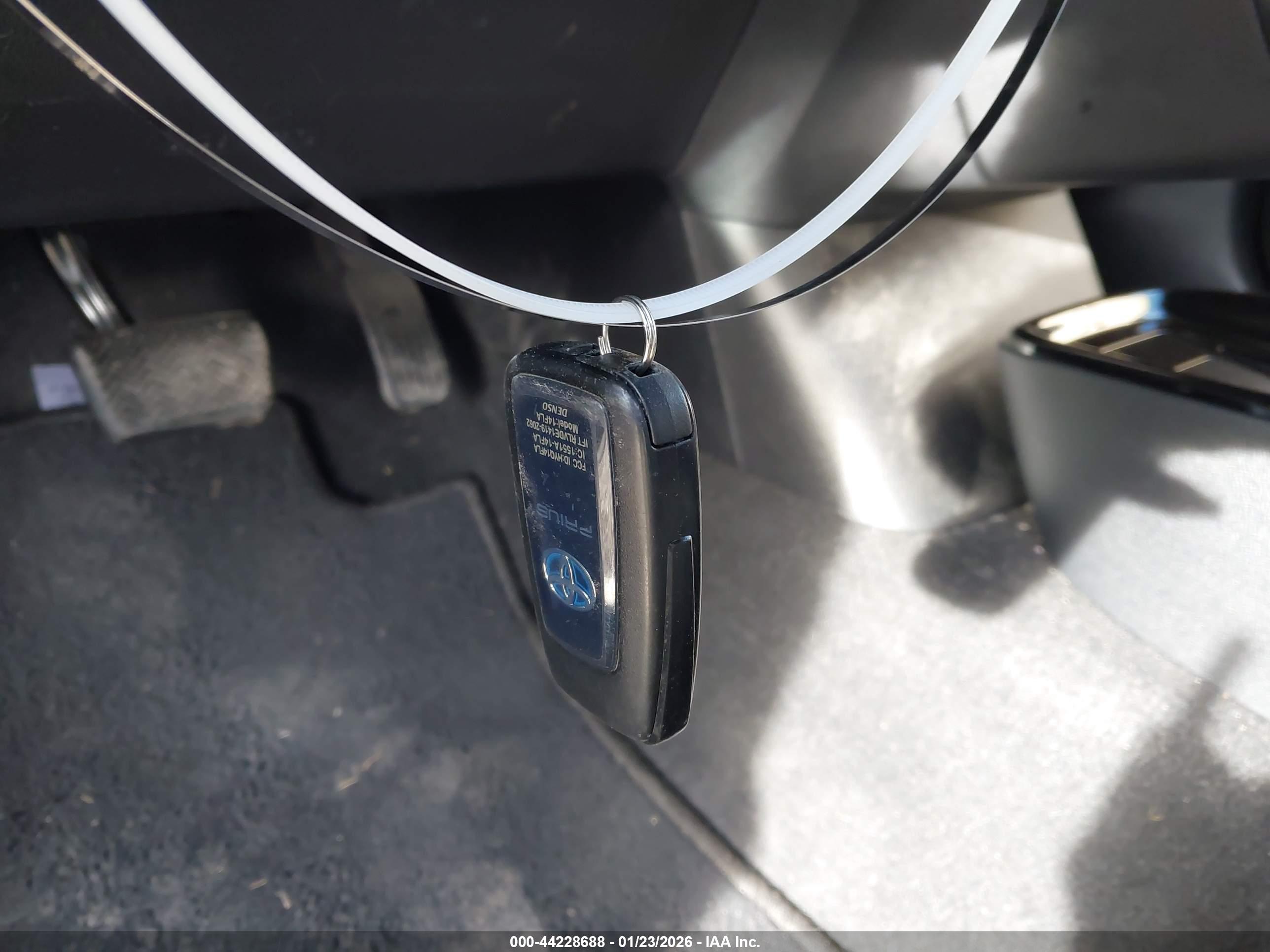 TOYOTA PRIUS image 11