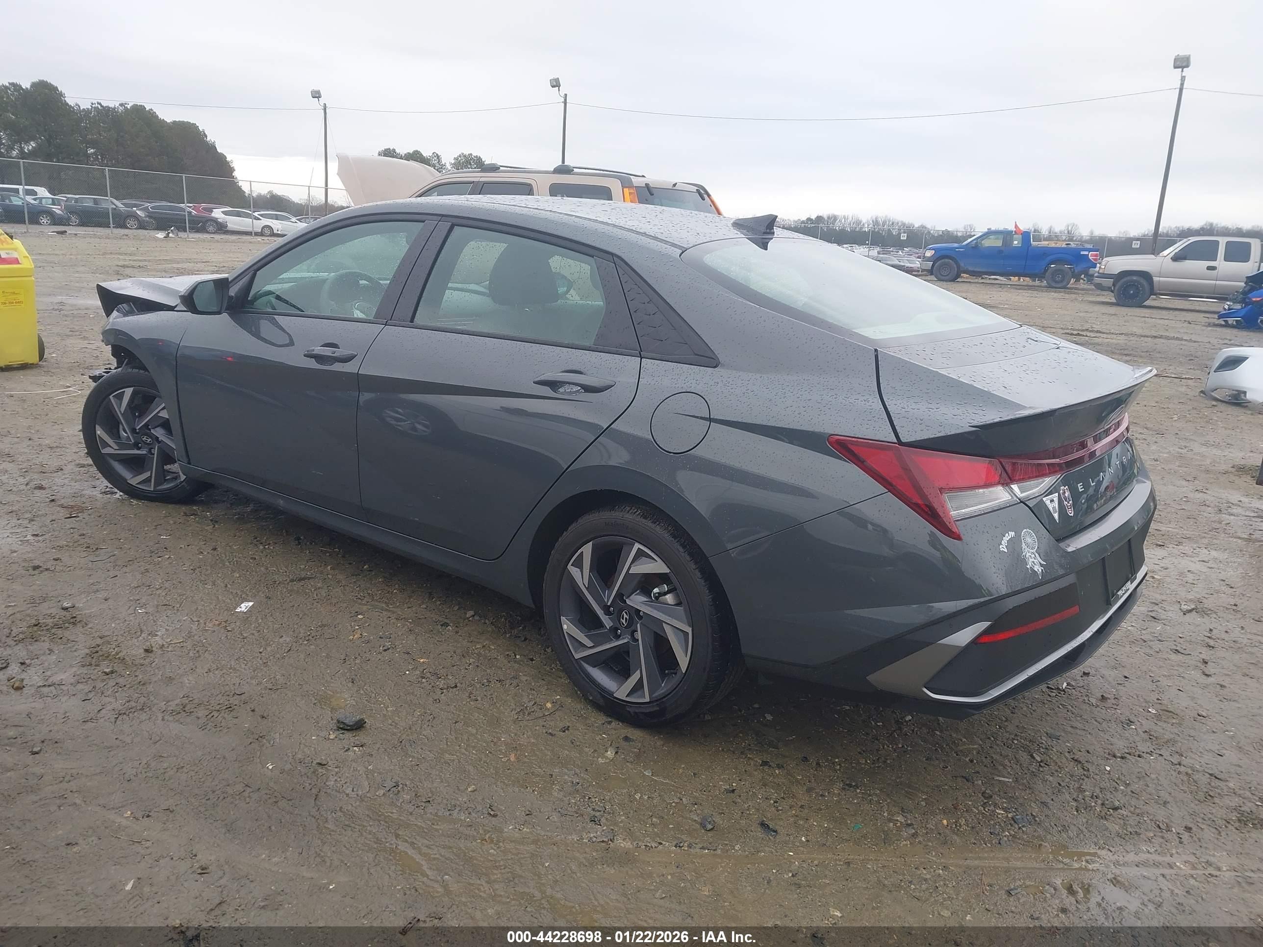 HYUNDAI ELANTRA image 3