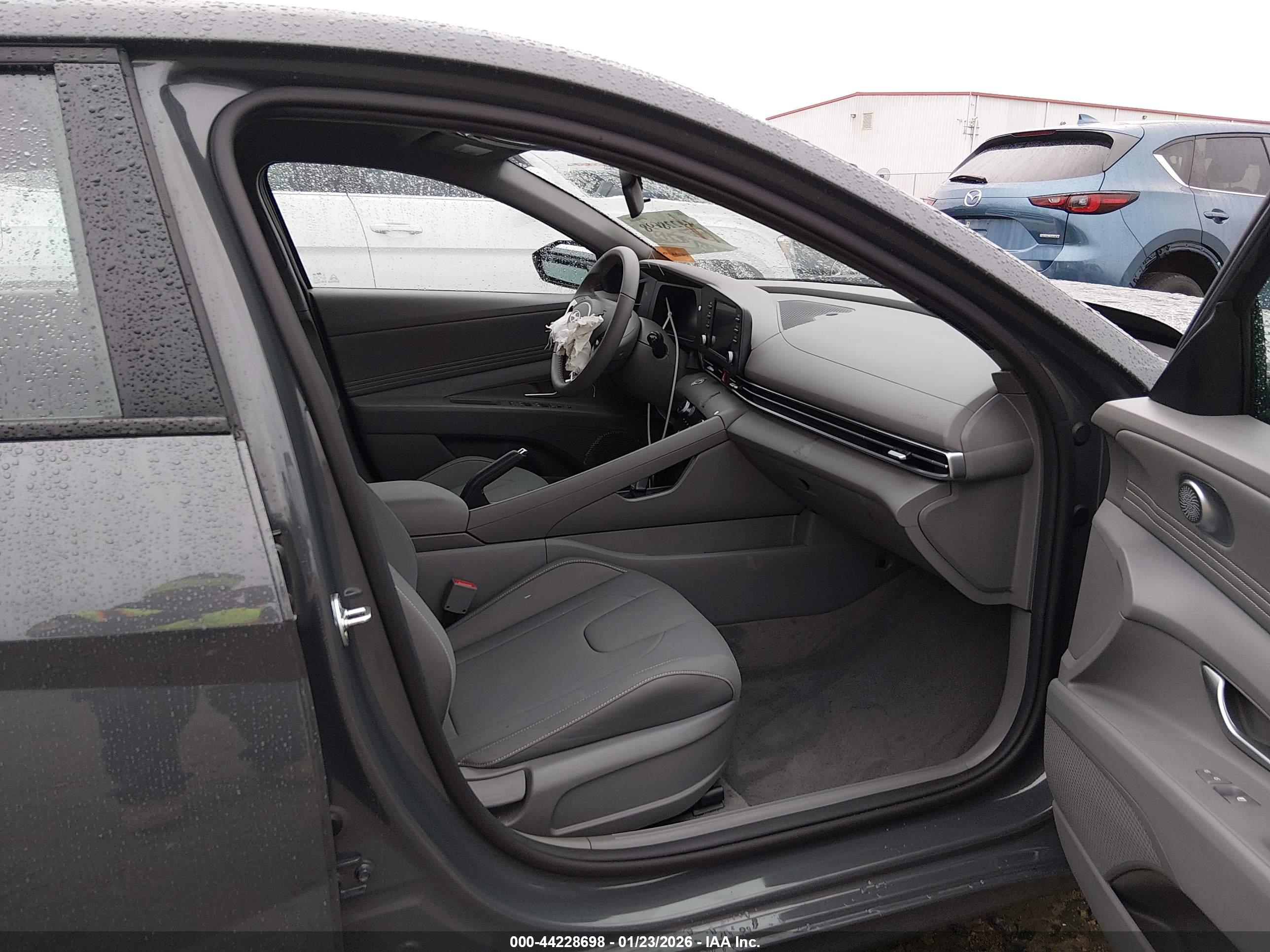HYUNDAI ELANTRA image 5