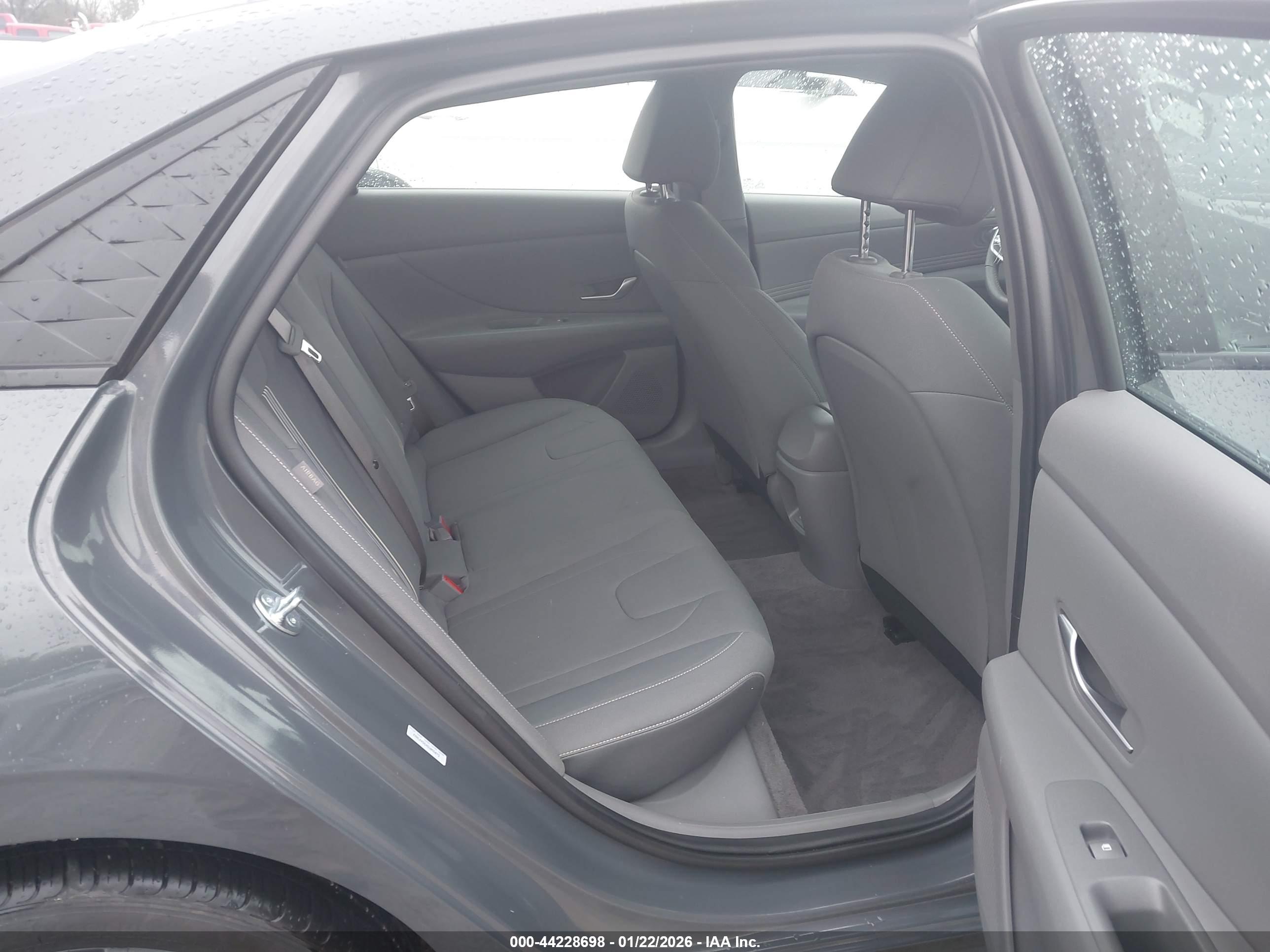 HYUNDAI ELANTRA image 8