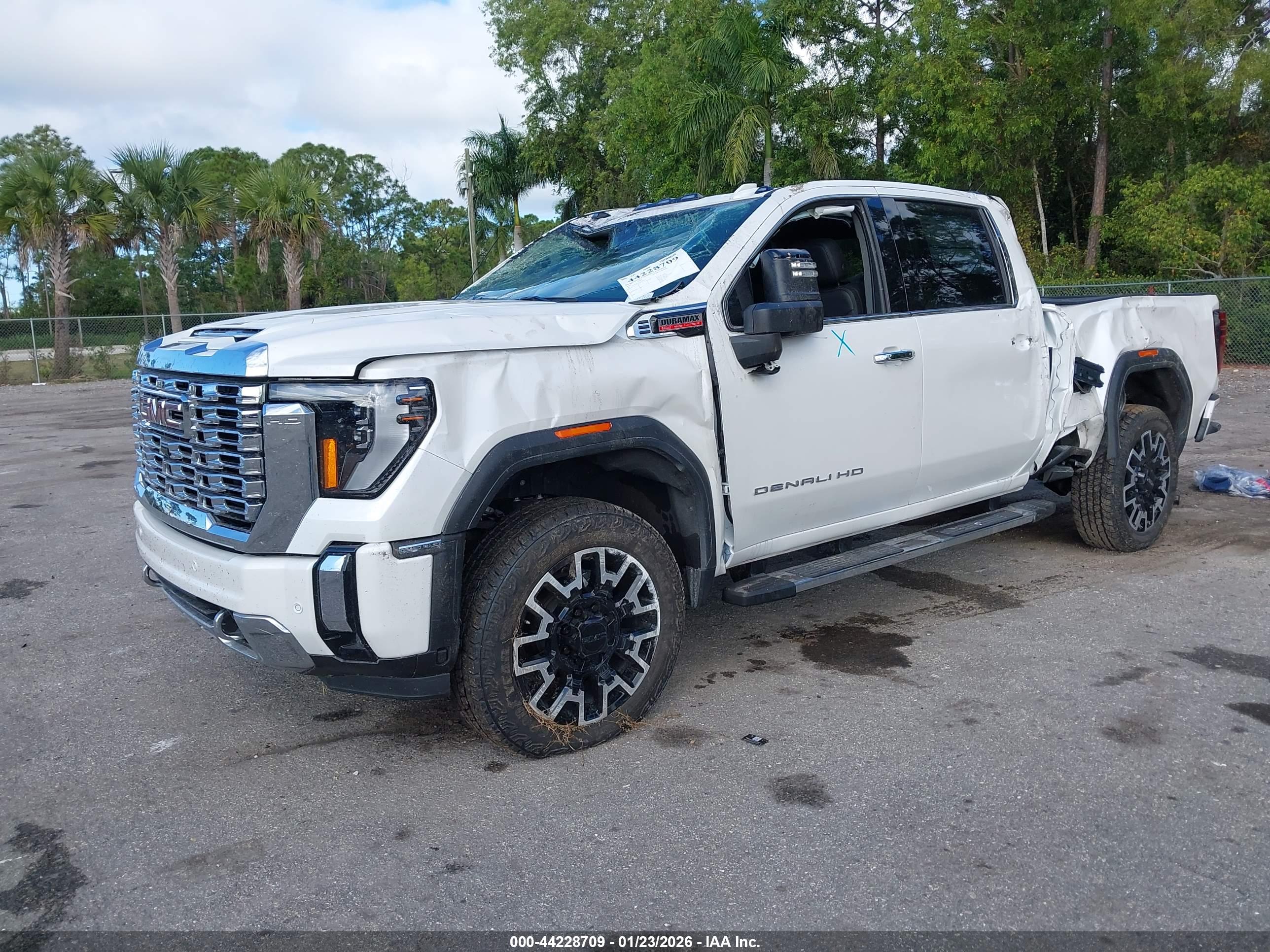 GMC SIERRA image 2
