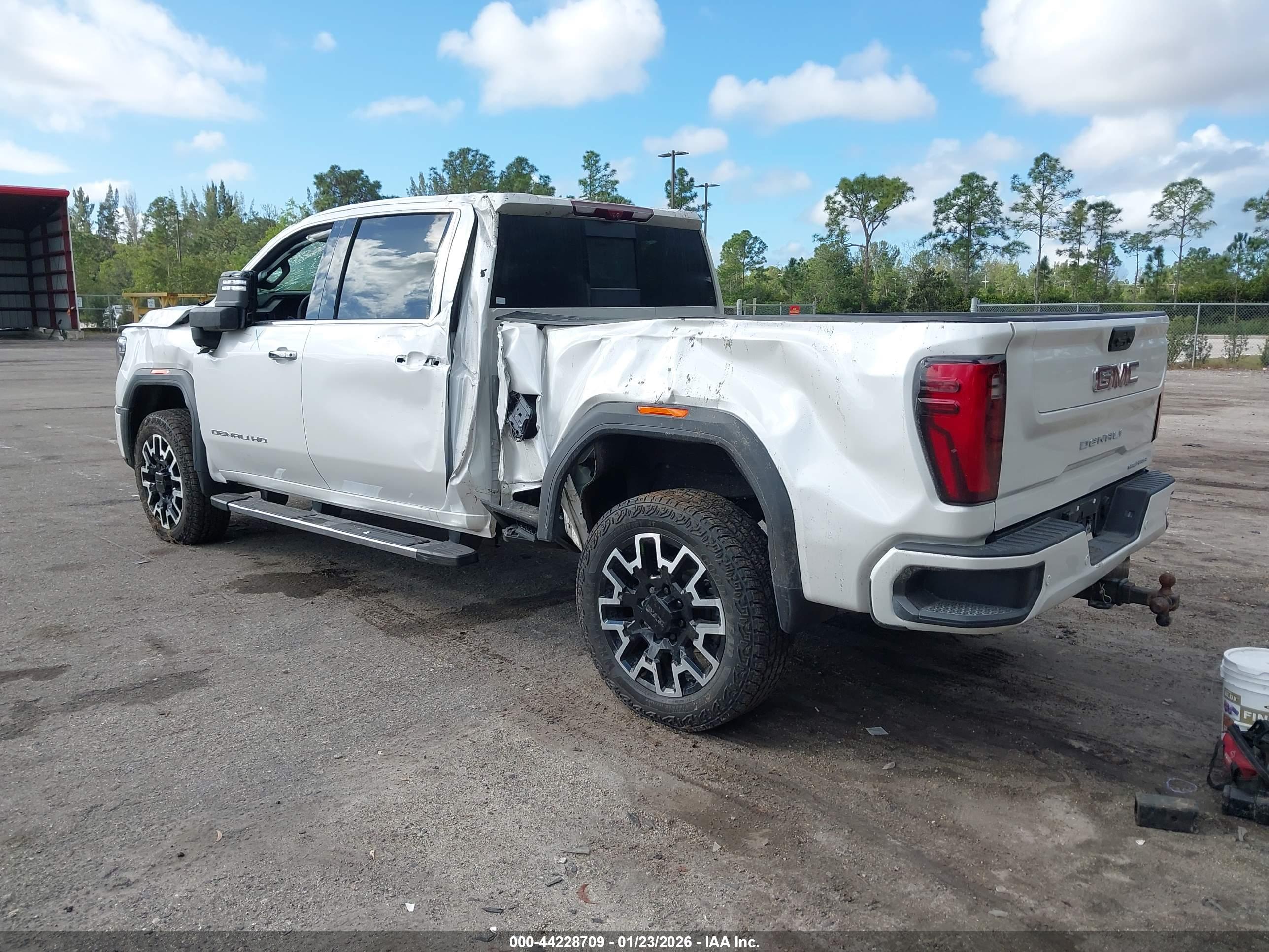 GMC SIERRA image 3