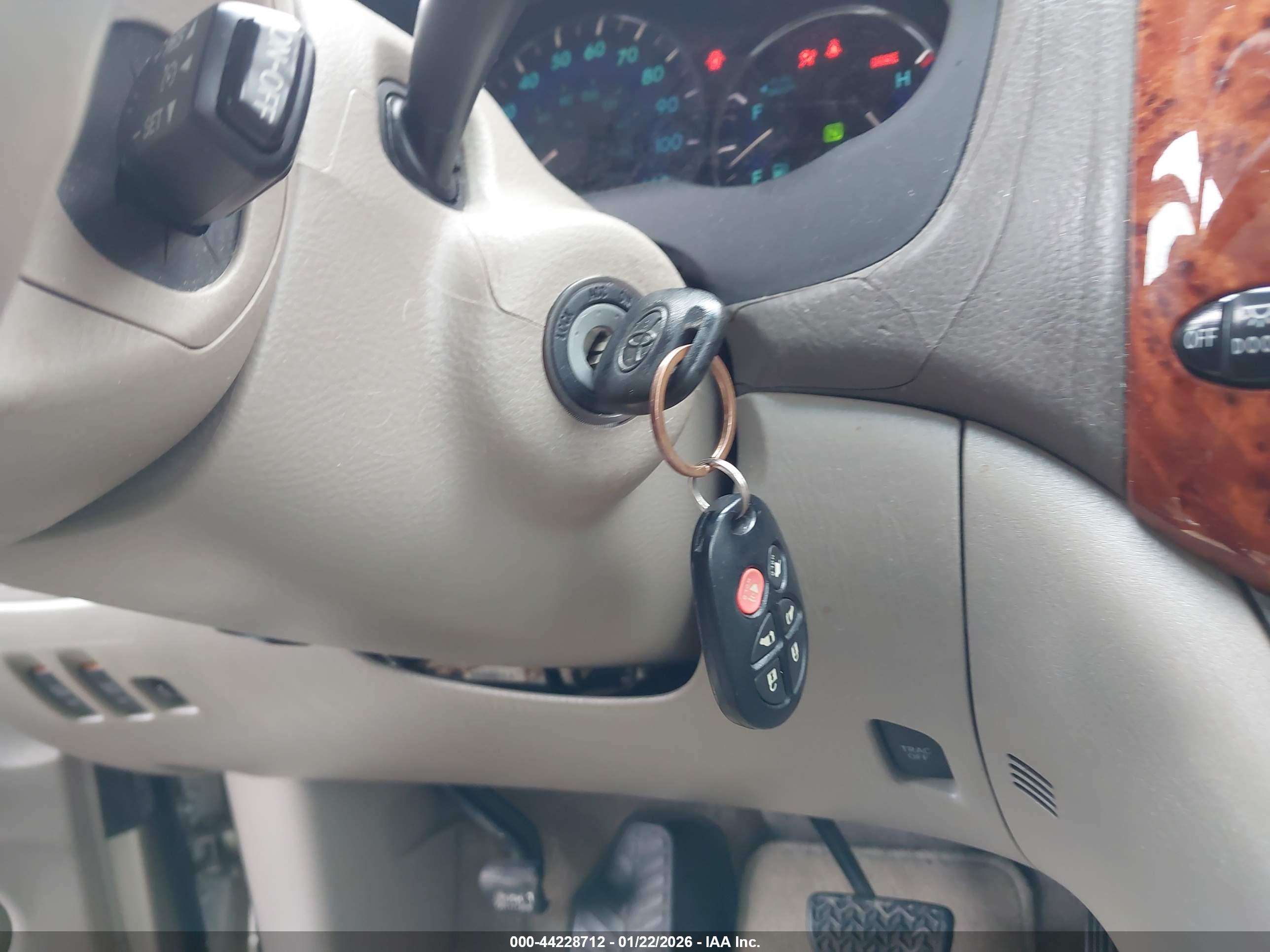 TOYOTA SIENNA image 11