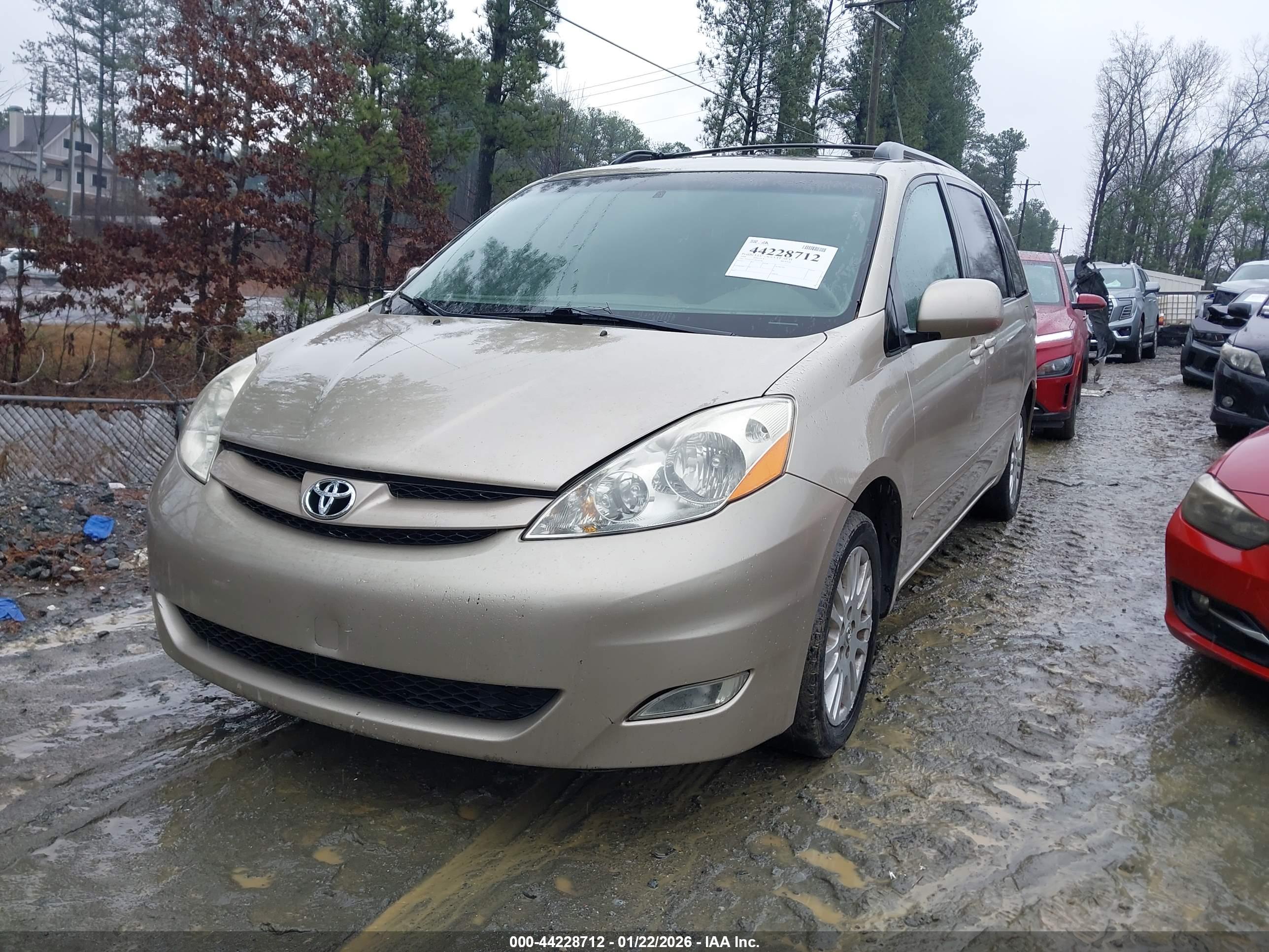 TOYOTA SIENNA image 2