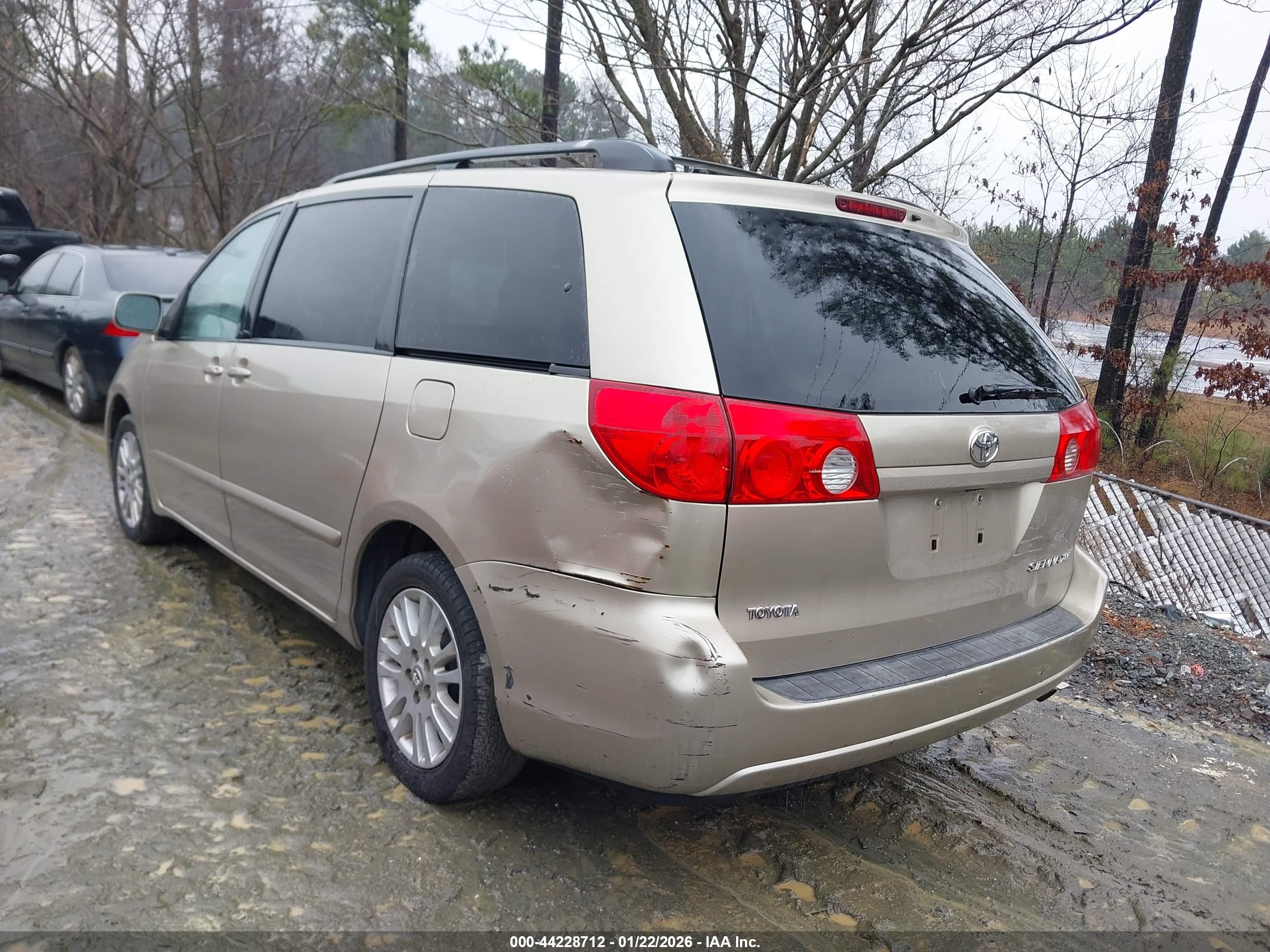TOYOTA SIENNA image 3