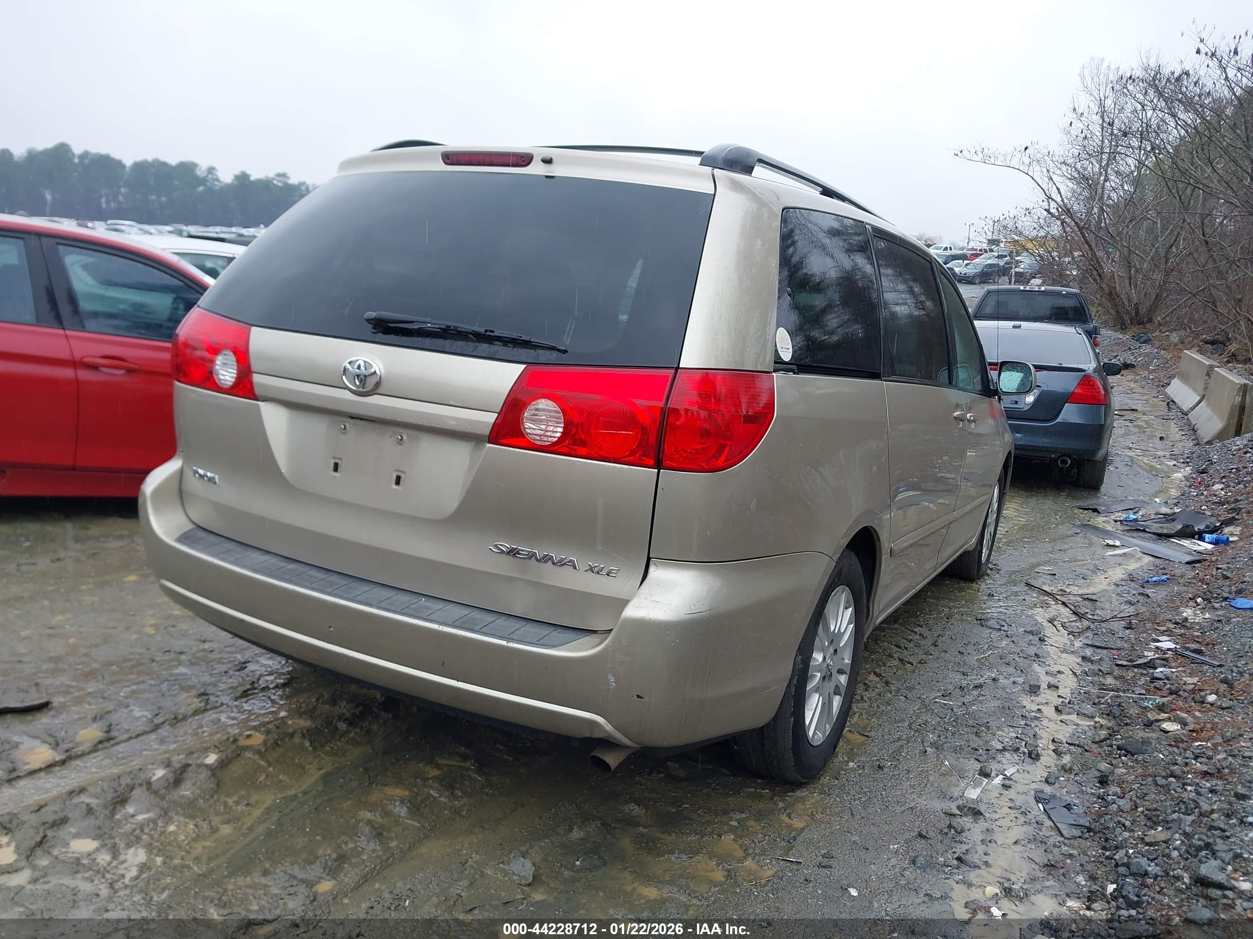 TOYOTA SIENNA image 4