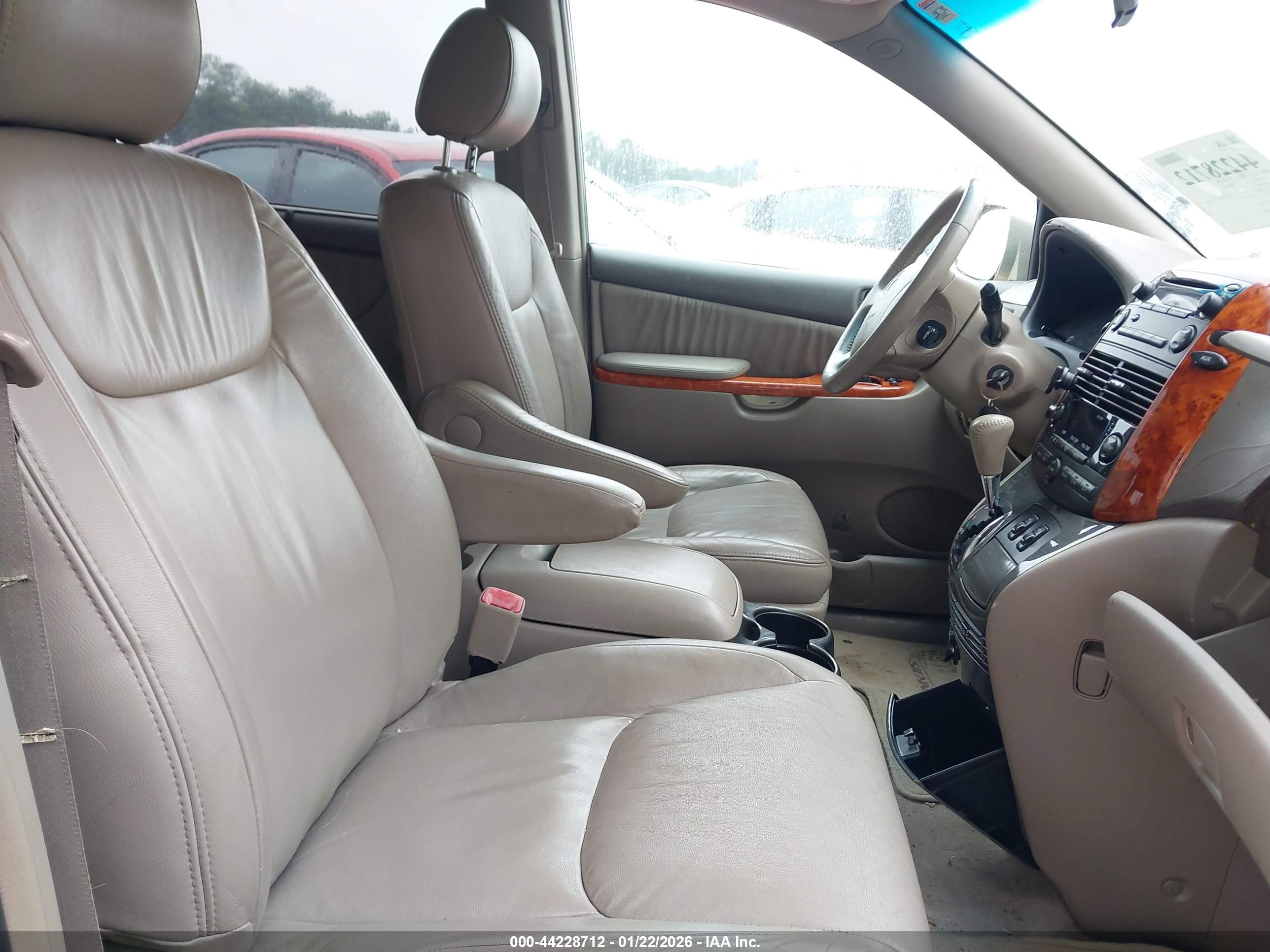 TOYOTA SIENNA image 5
