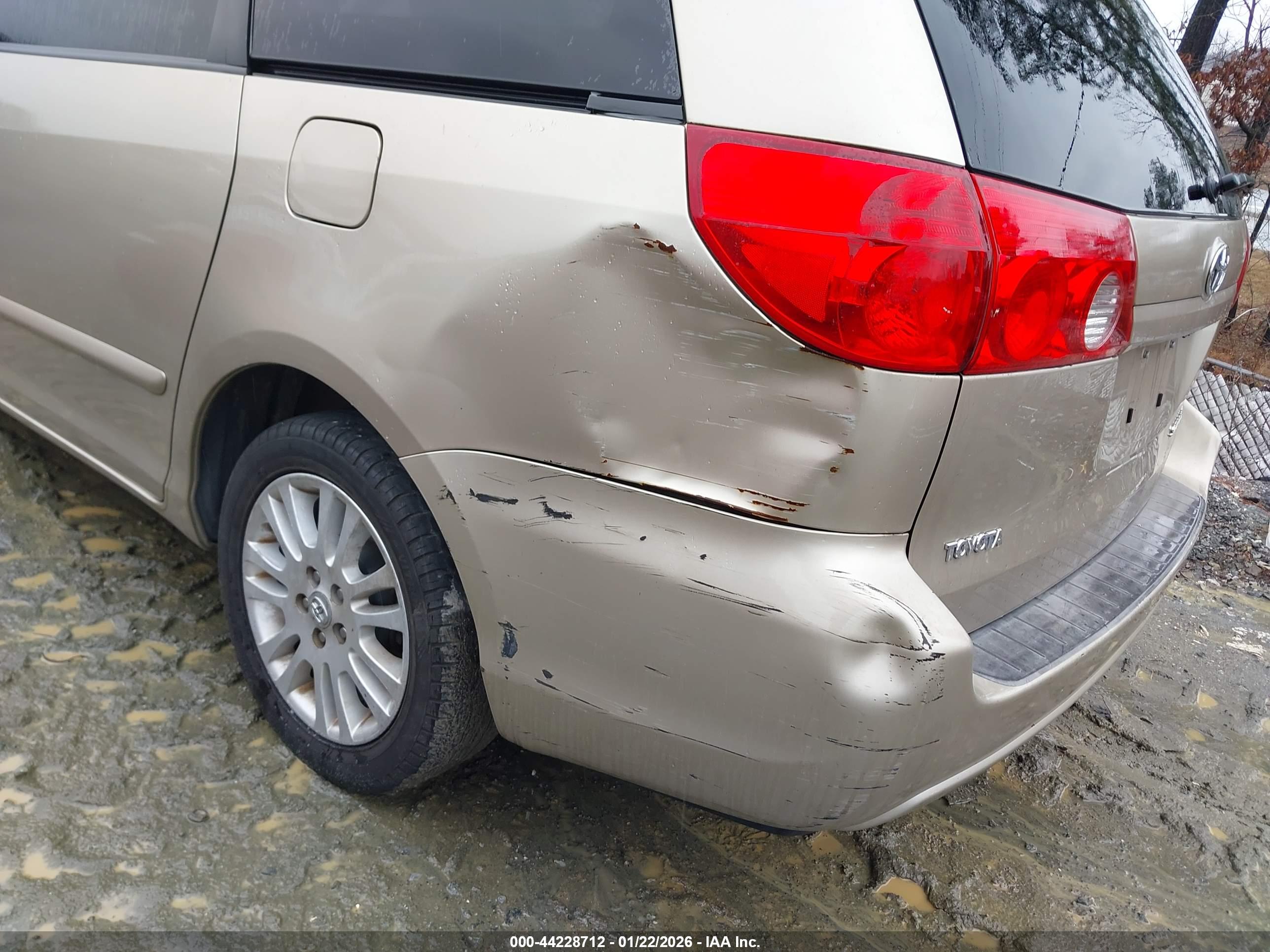 TOYOTA SIENNA image 6
