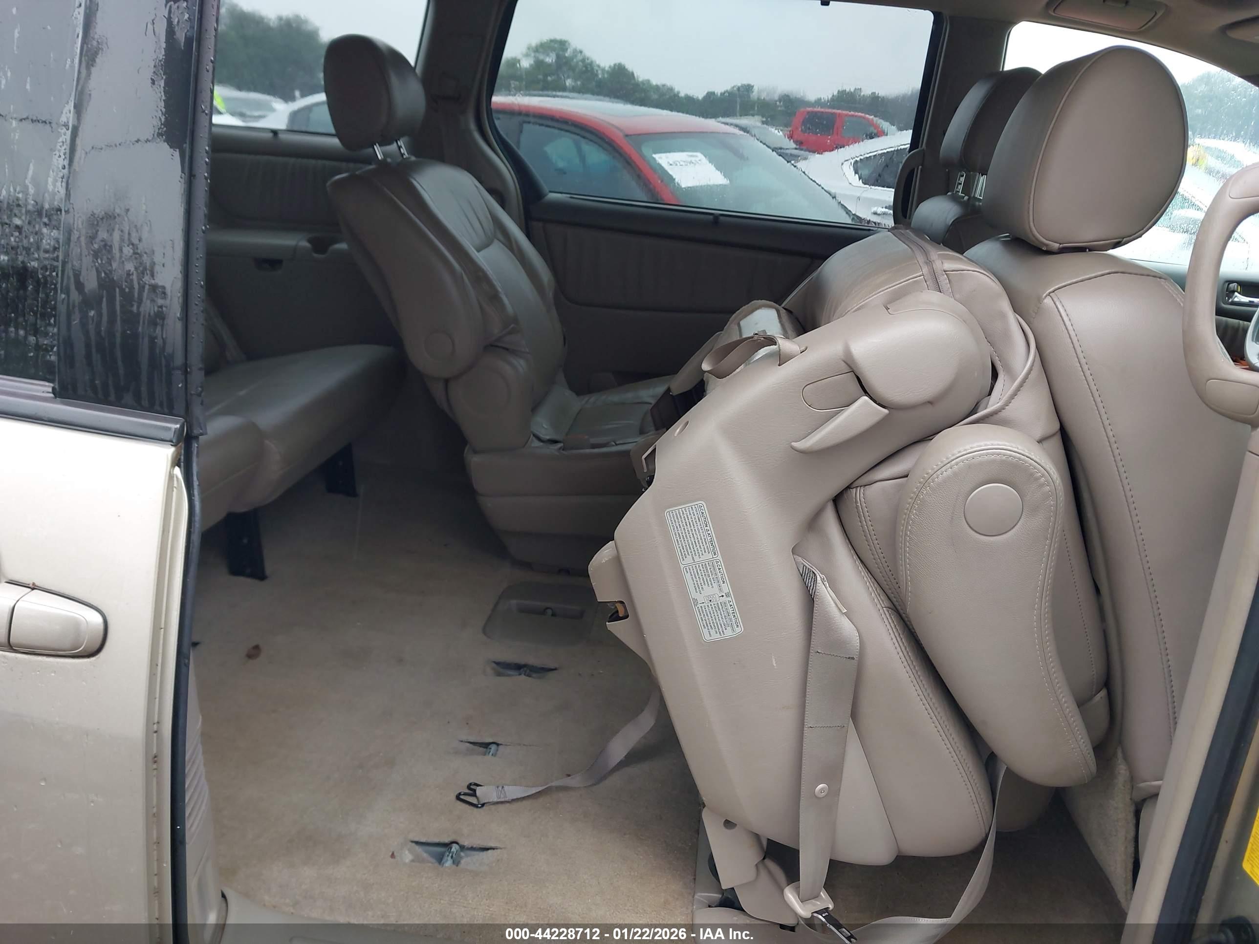 TOYOTA SIENNA image 8
