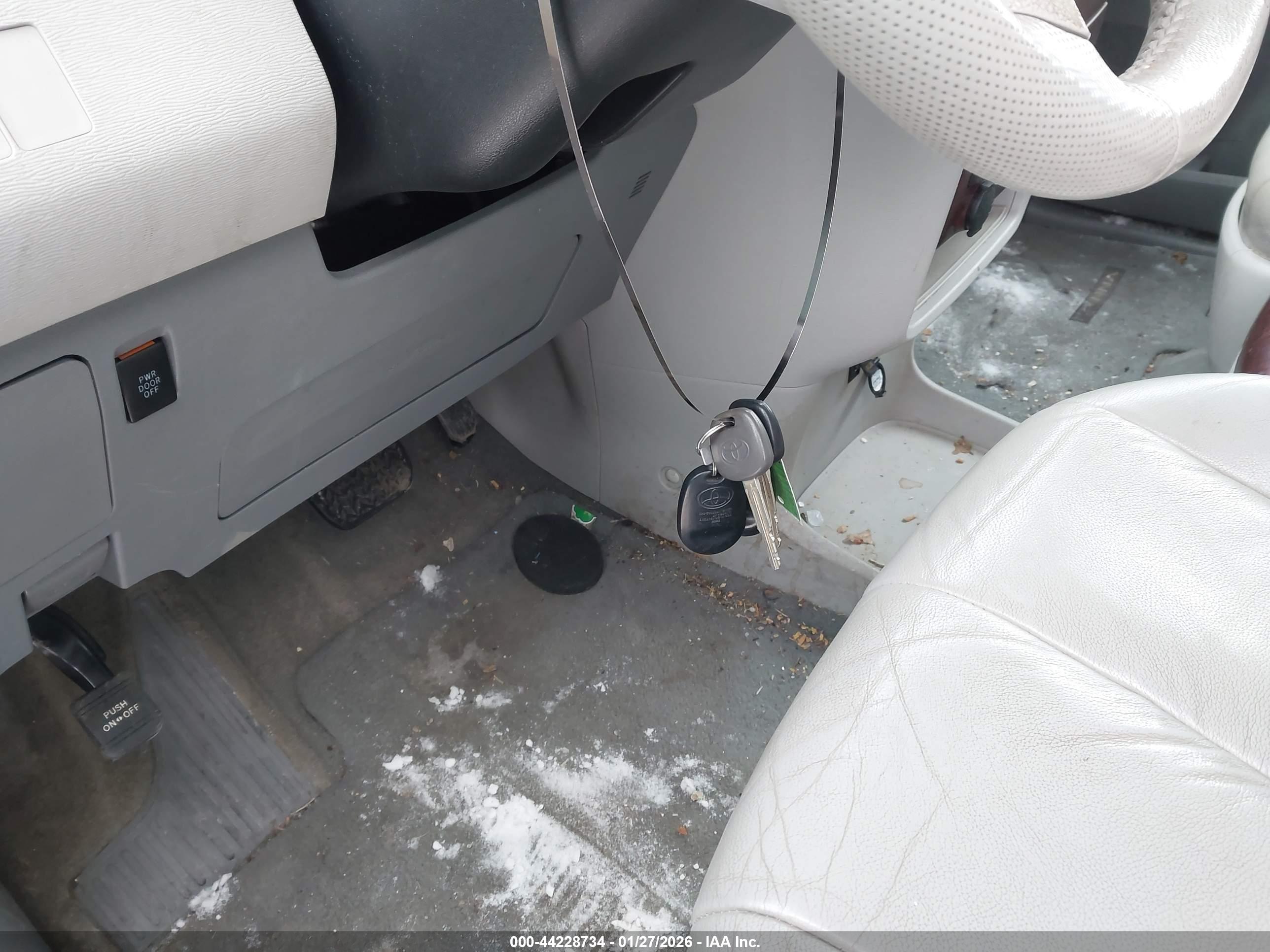 TOYOTA SIENNA image 11