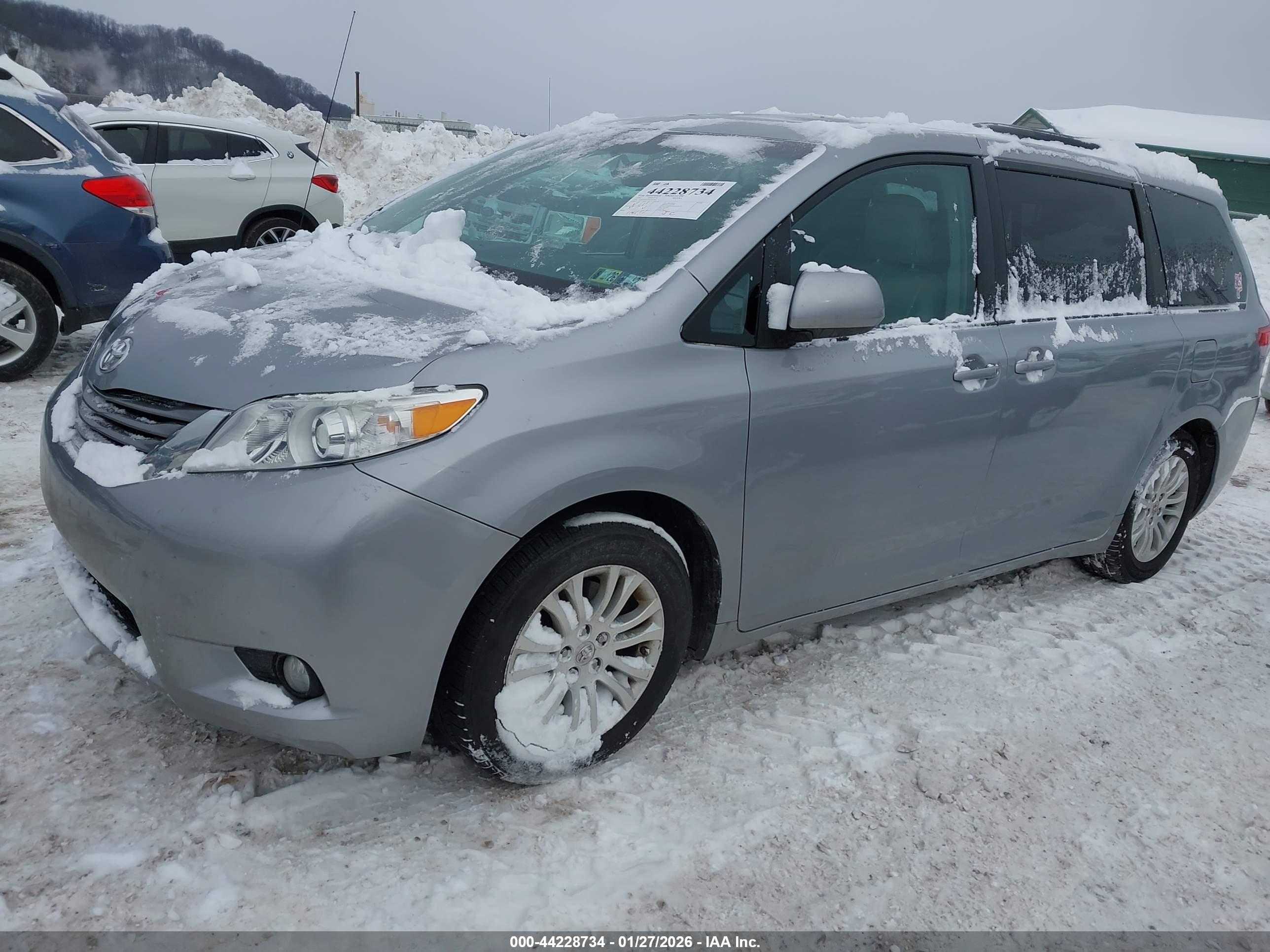 TOYOTA SIENNA image 2
