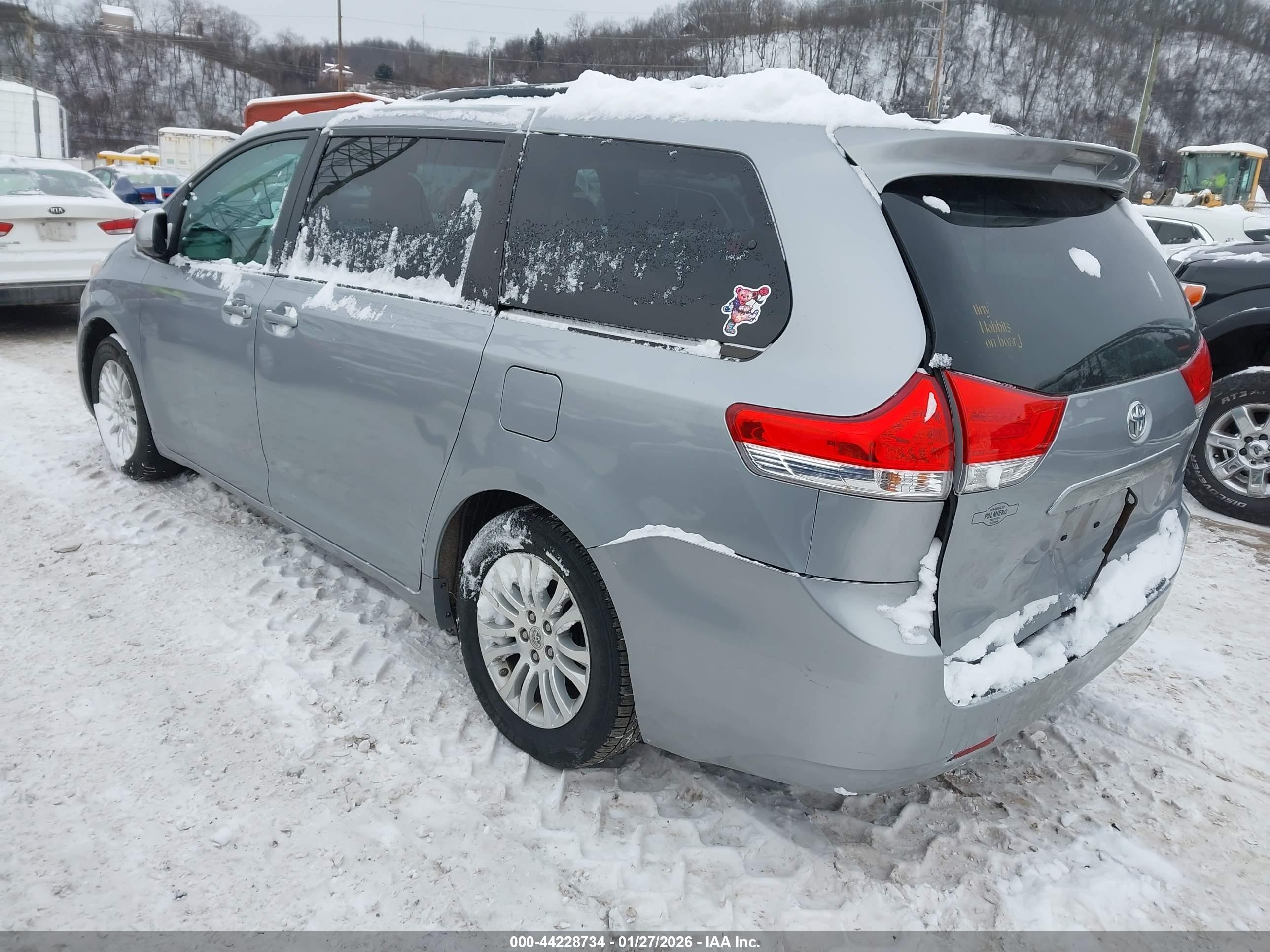 TOYOTA SIENNA image 3