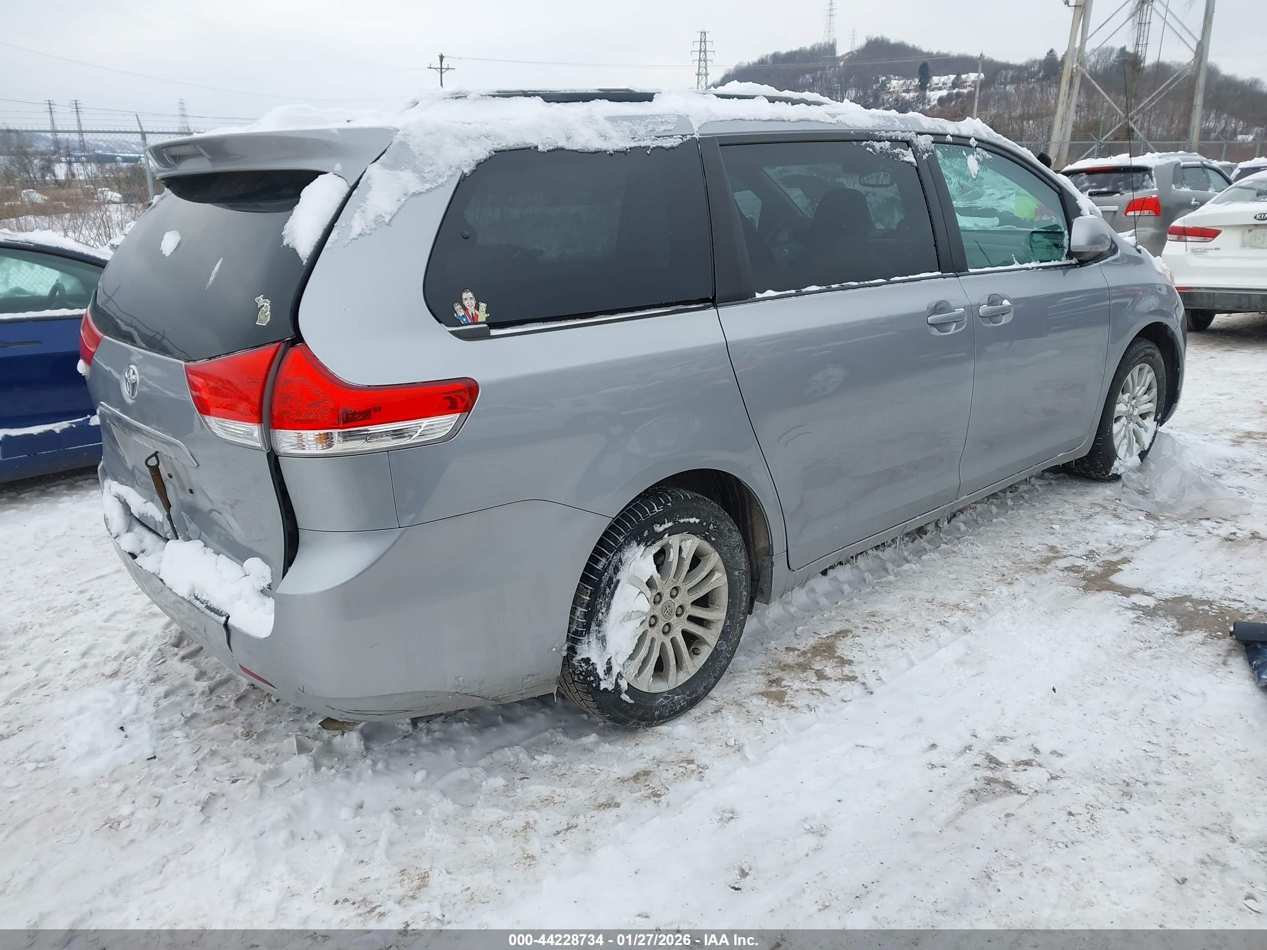 TOYOTA SIENNA image 4