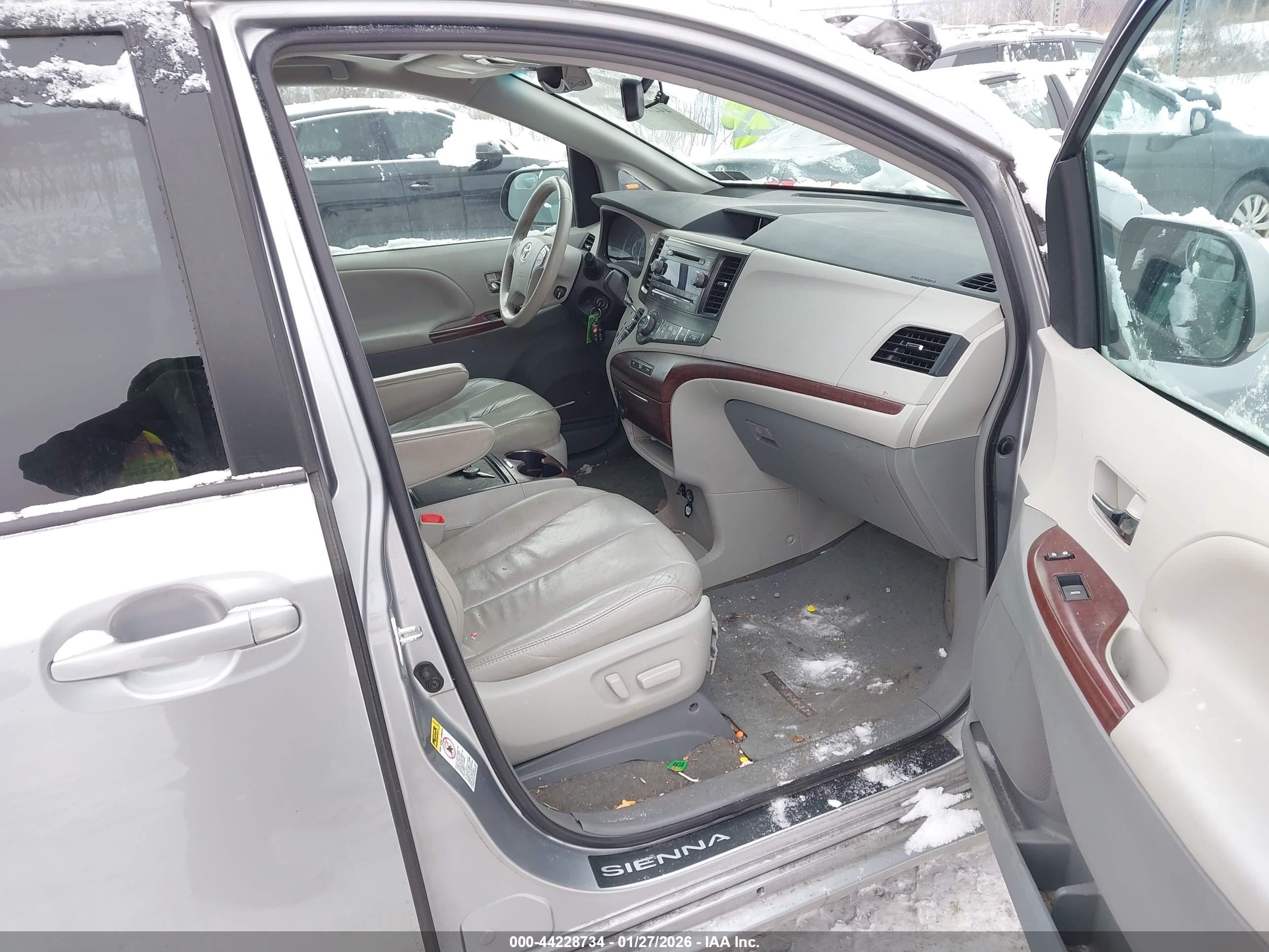 TOYOTA SIENNA image 5