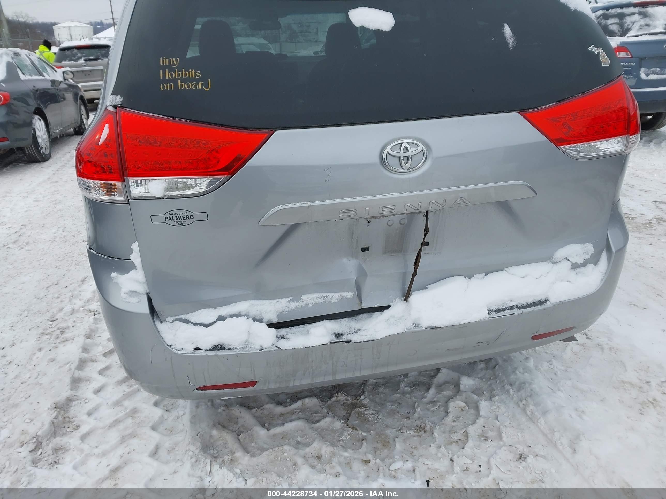 TOYOTA SIENNA image 6