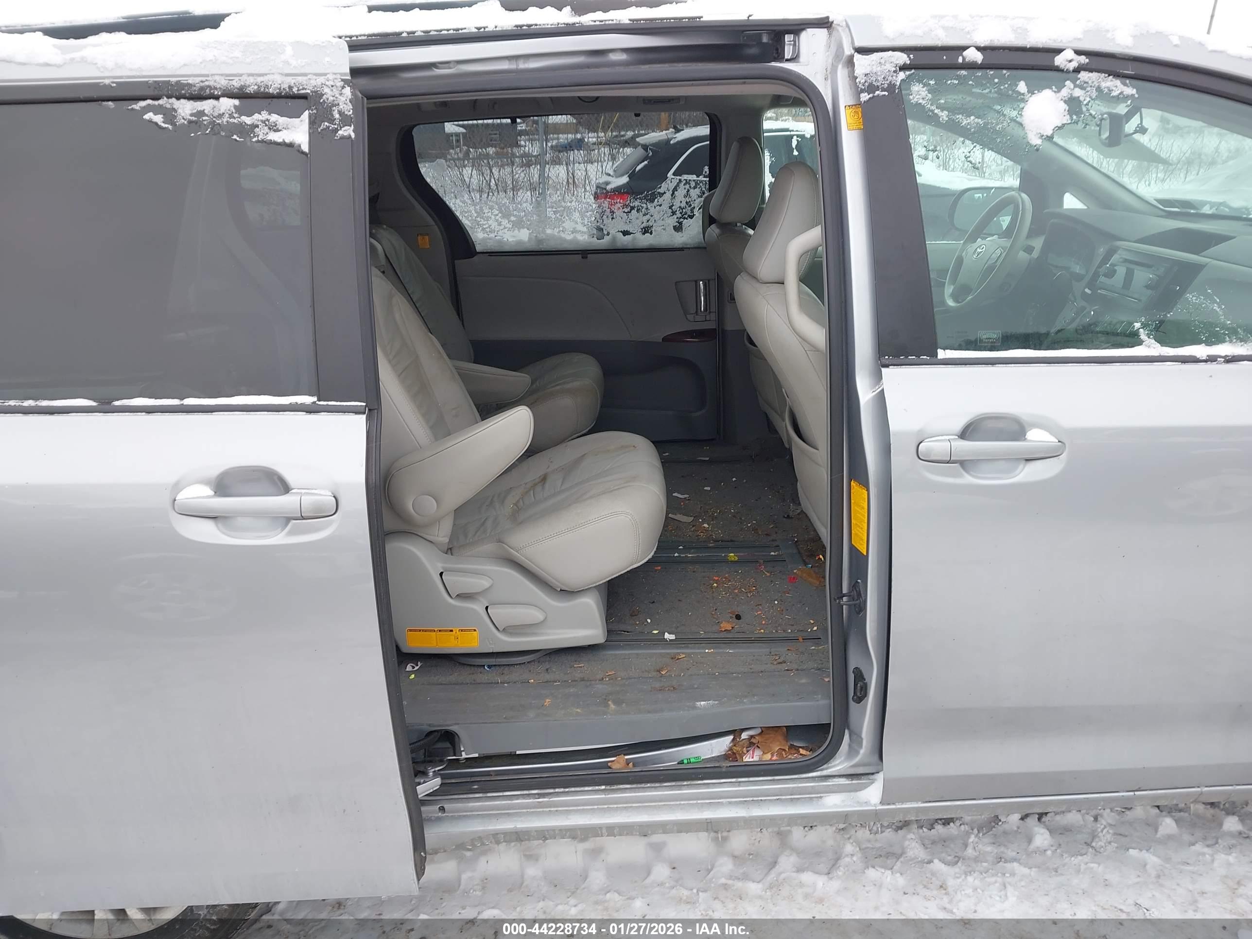 TOYOTA SIENNA image 8