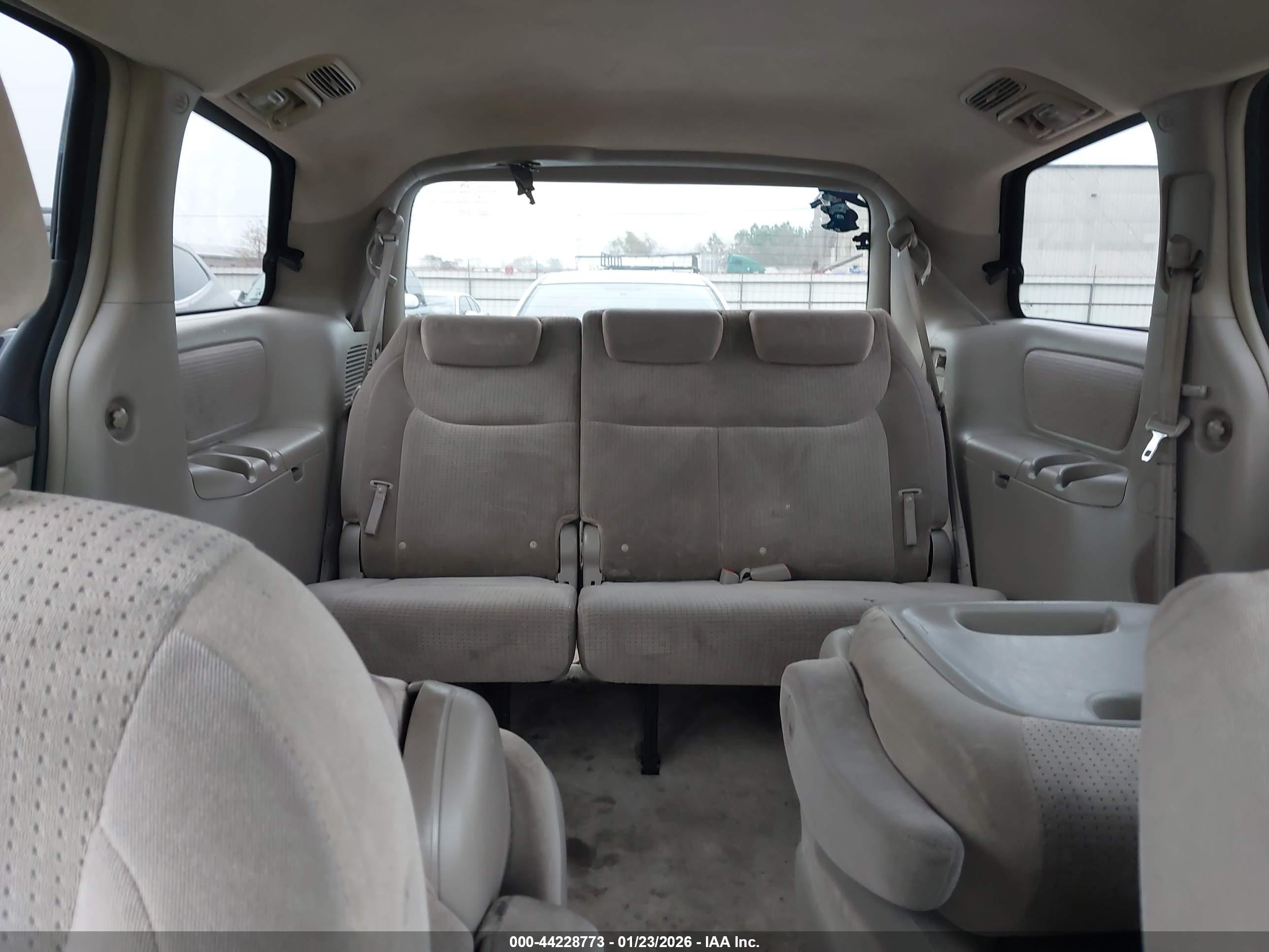 TOYOTA SIENNA image 8