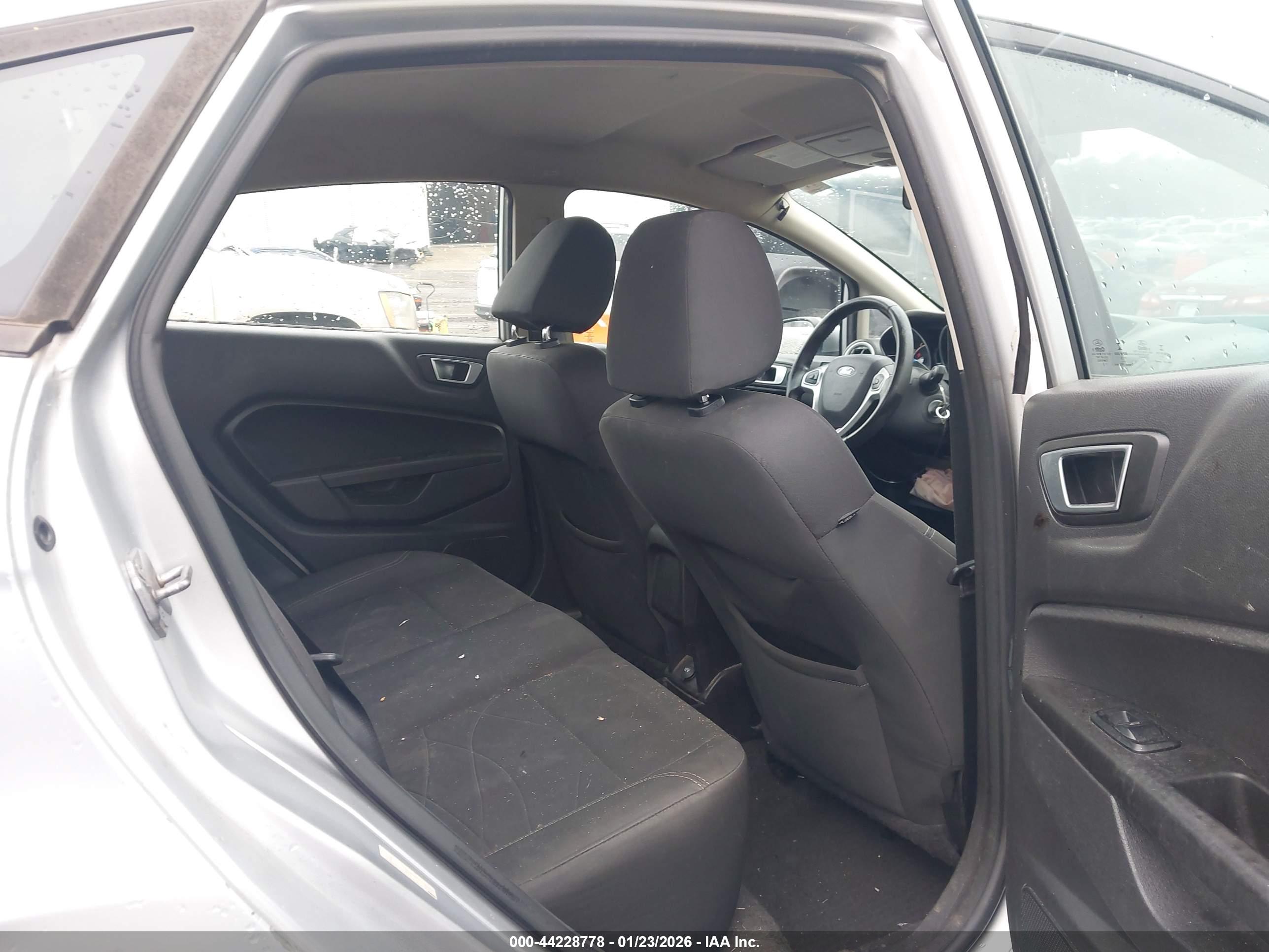 FORD FIESTA image 8