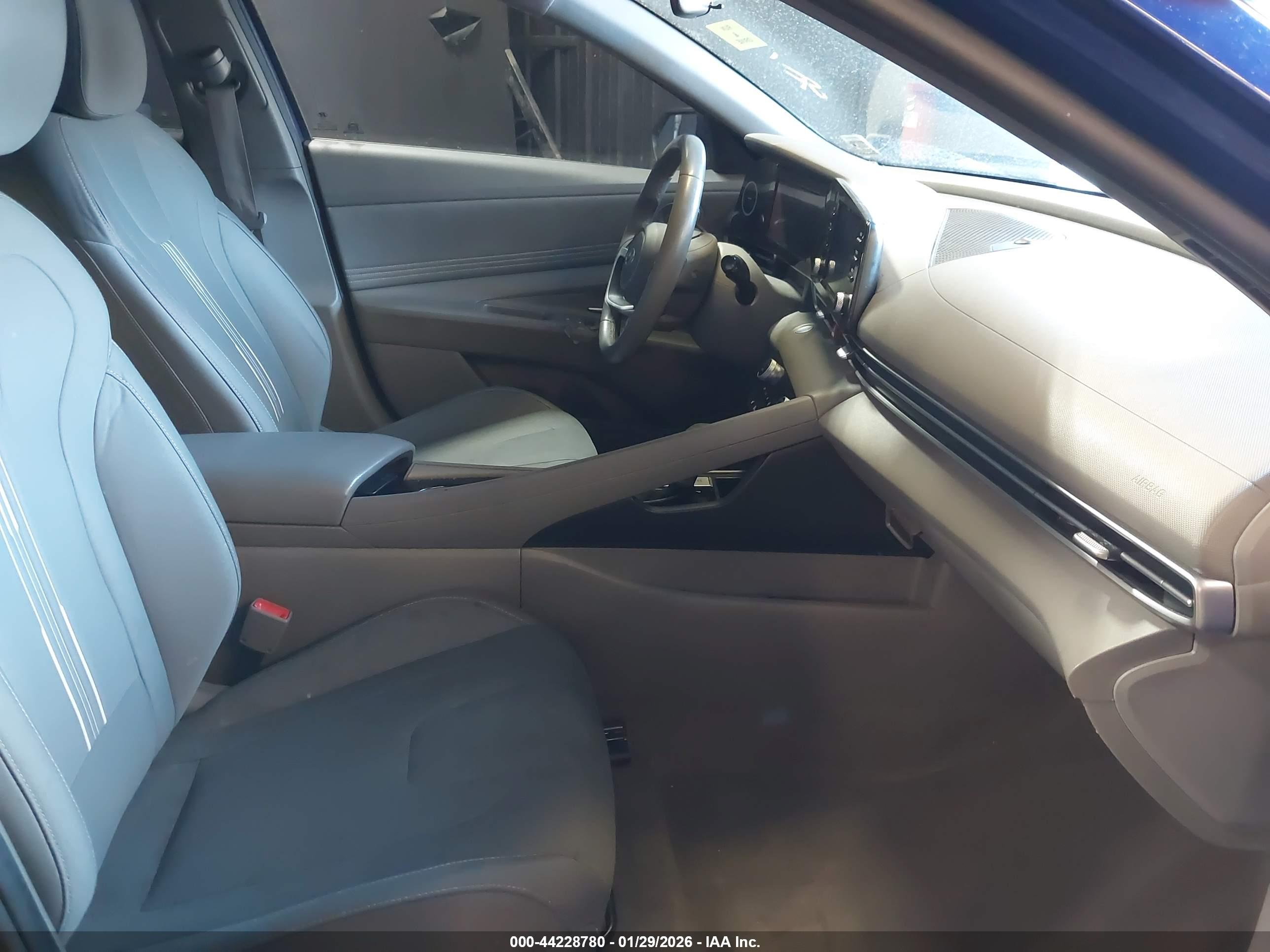 HYUNDAI ELANTRA image 5