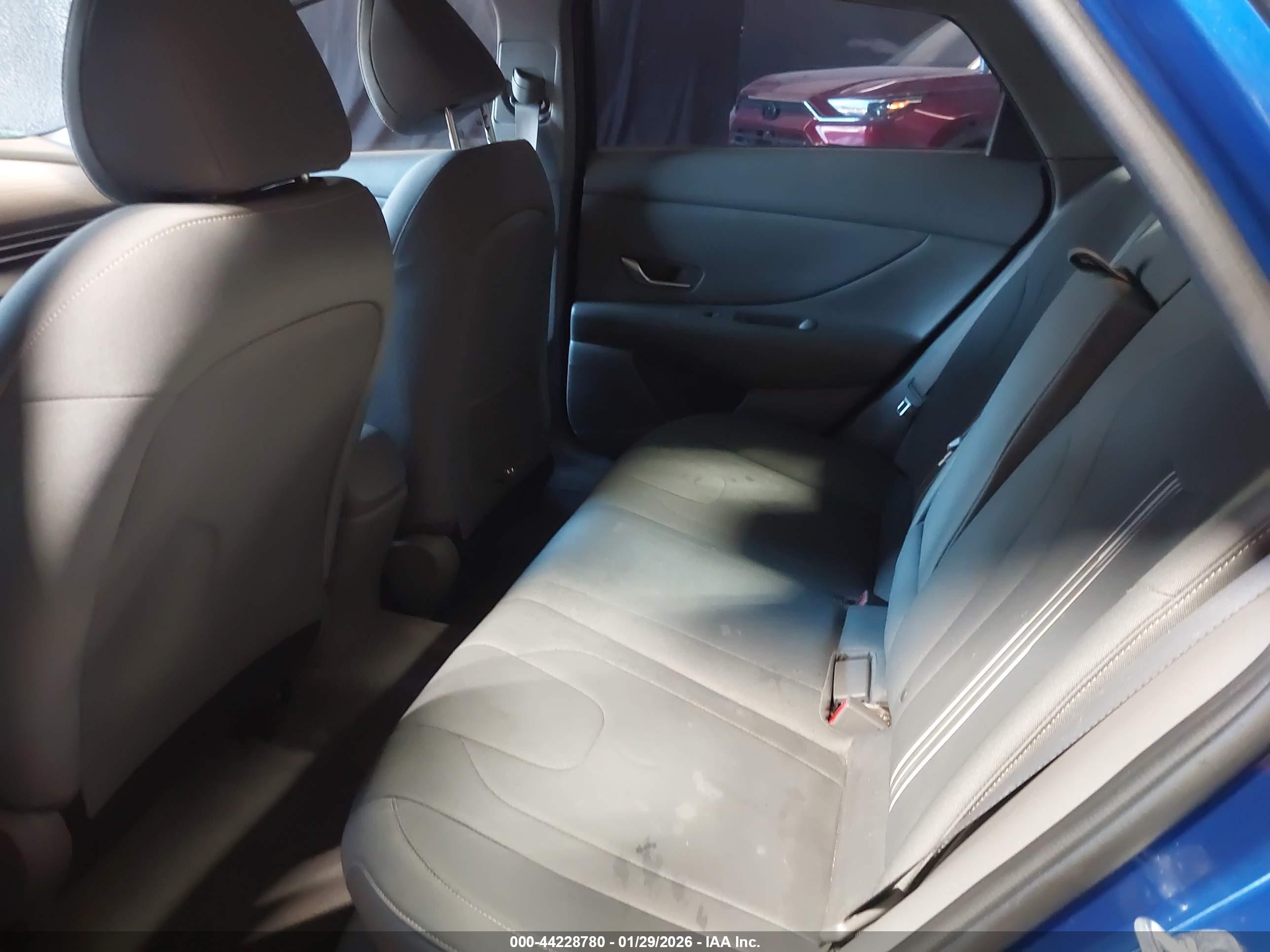 HYUNDAI ELANTRA image 8