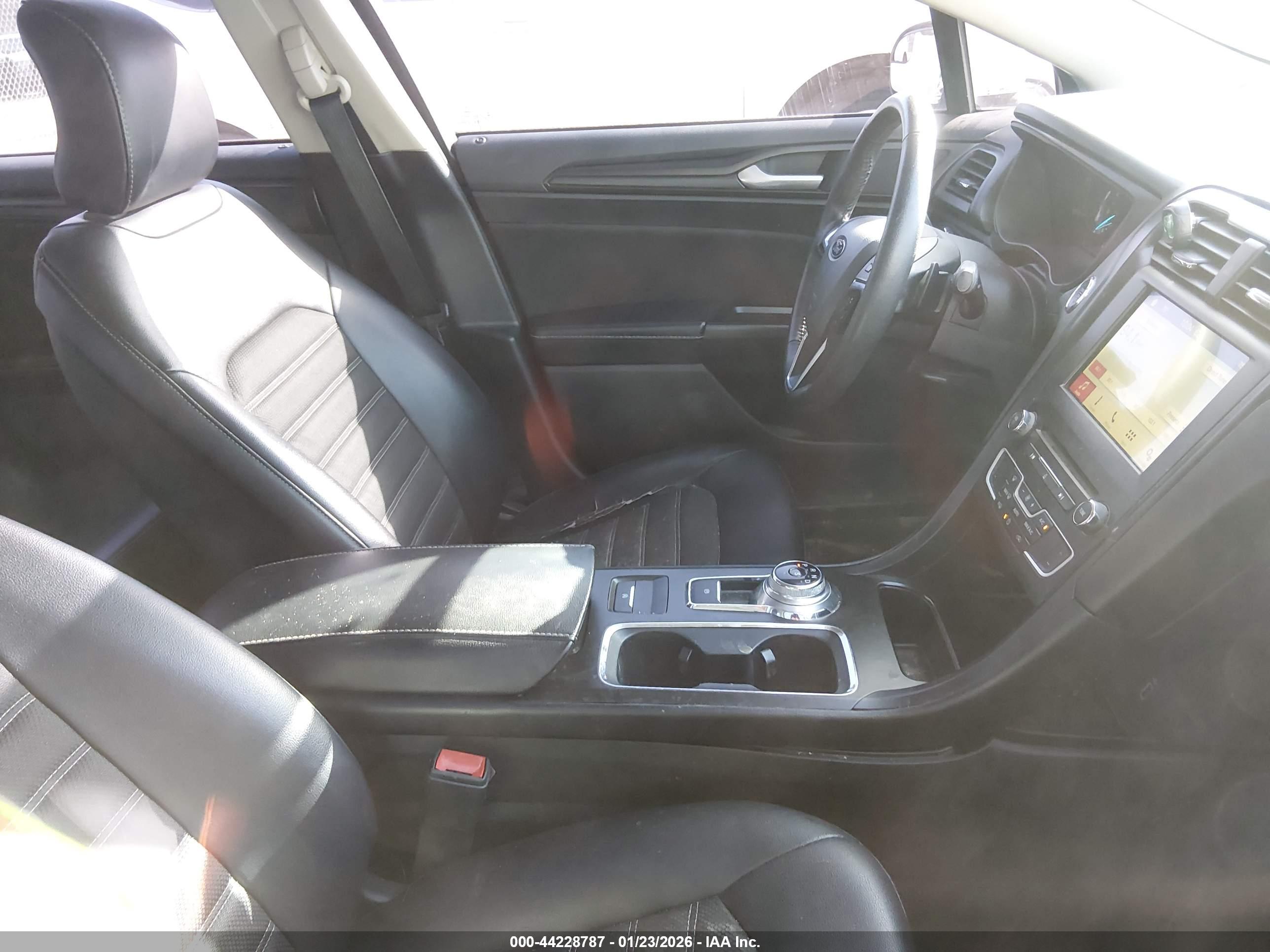 FORD FUSION image 5