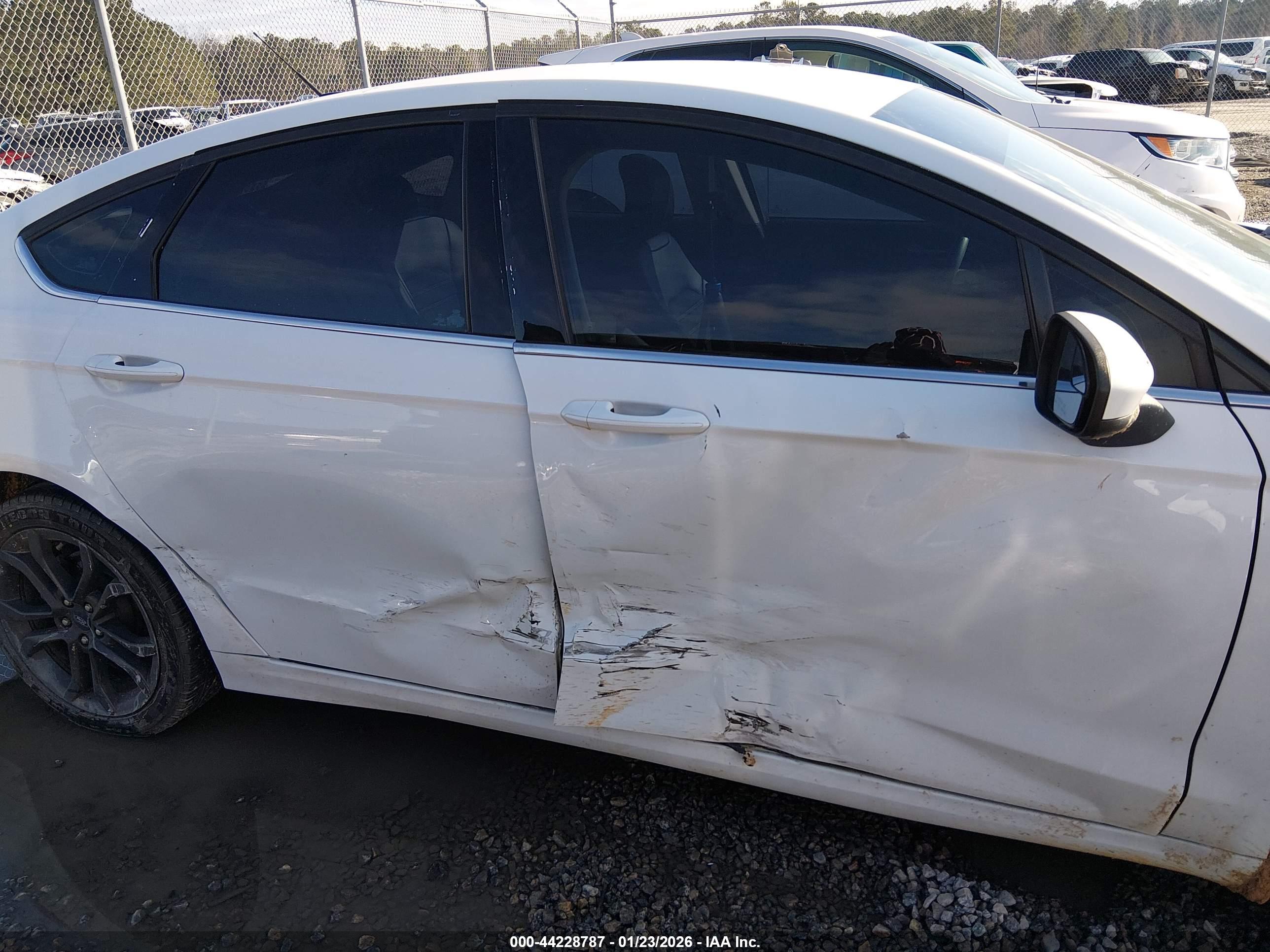 FORD FUSION image 6
