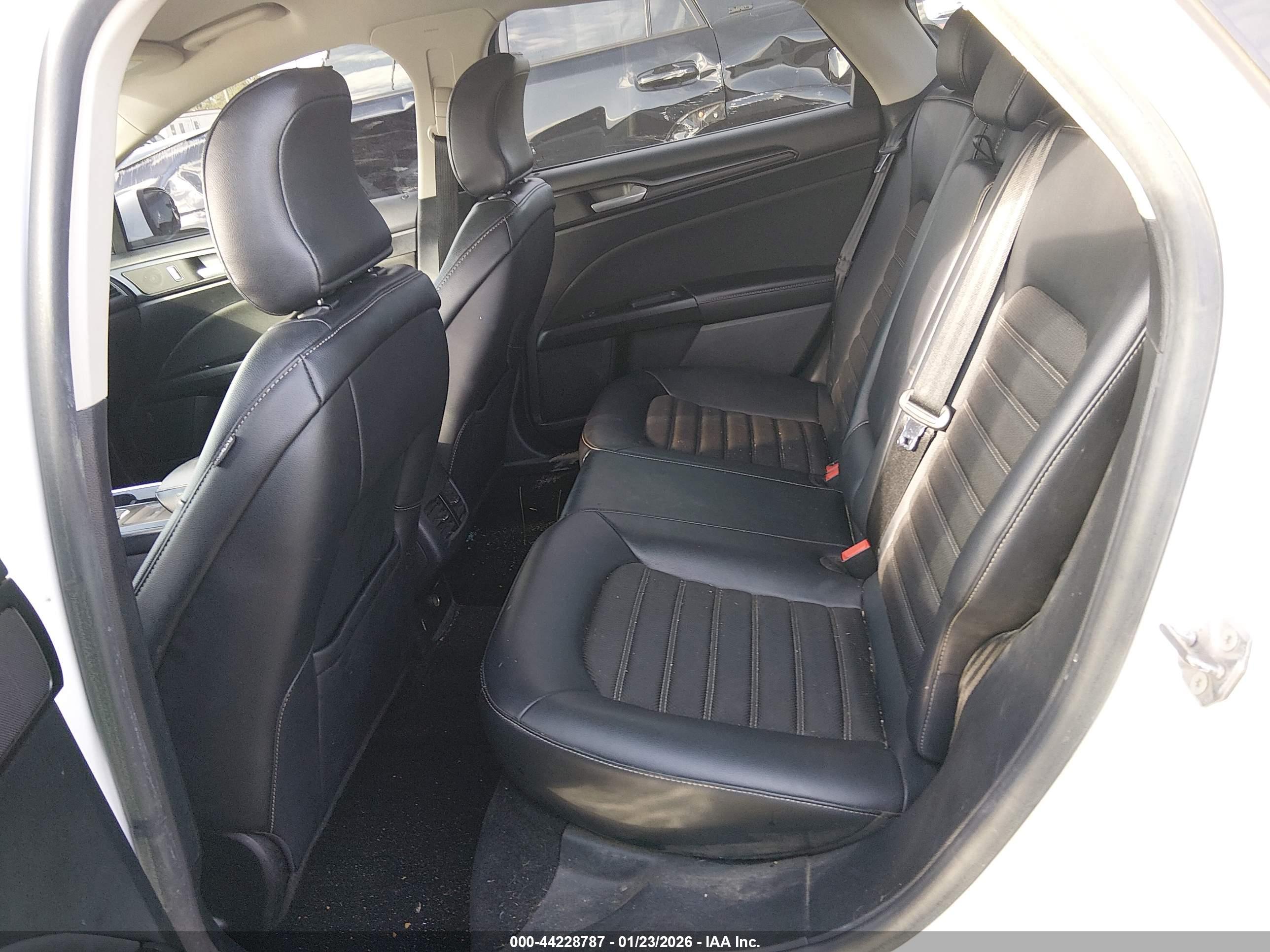 FORD FUSION image 8