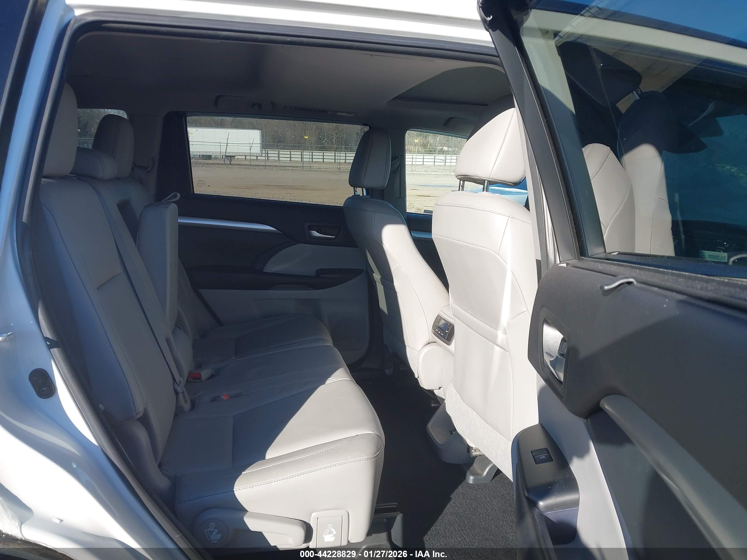 TOYOTA HIGHLANDER image 8