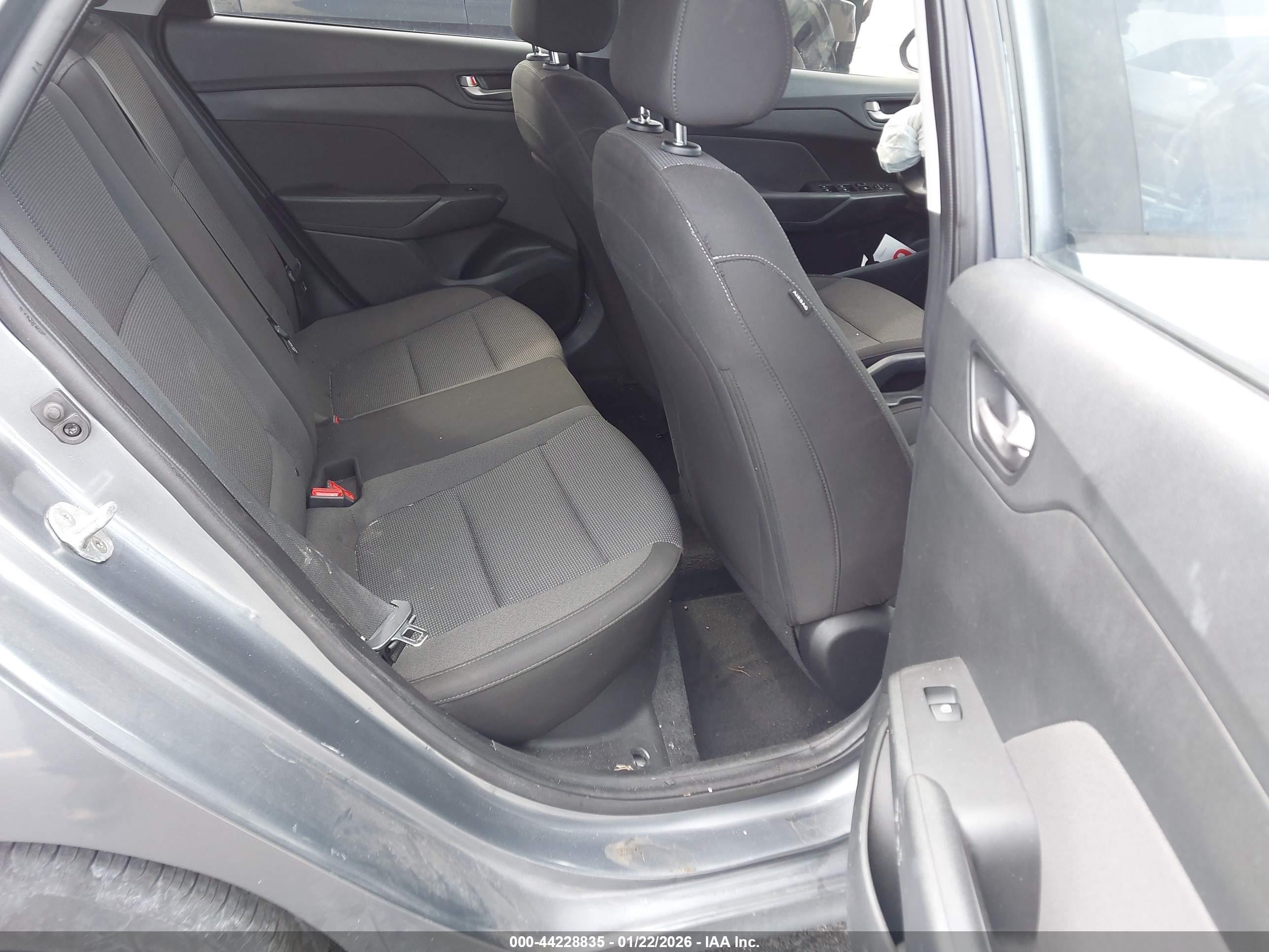 HYUNDAI ACCENT image 8