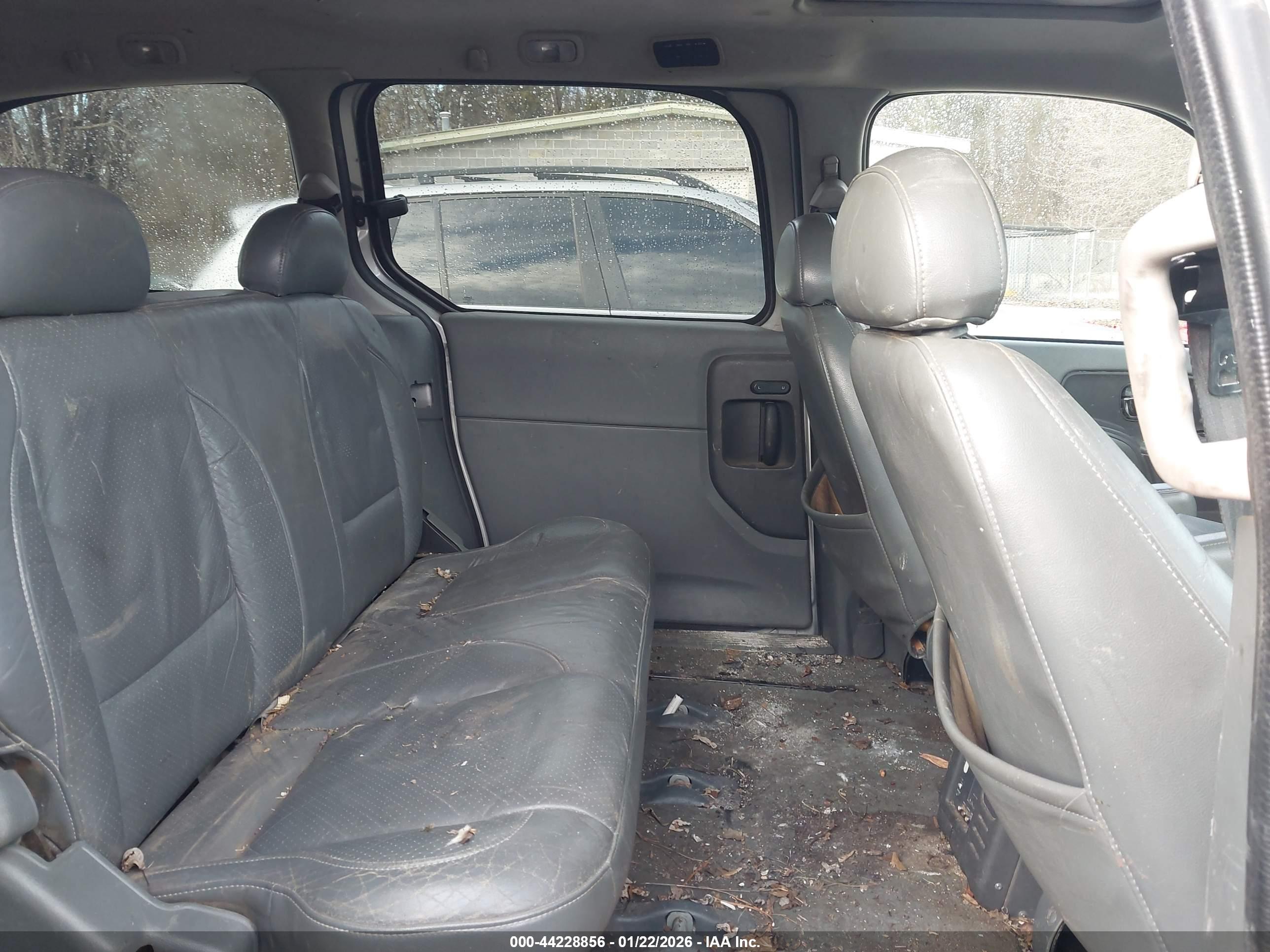NISSAN QUEST image 8