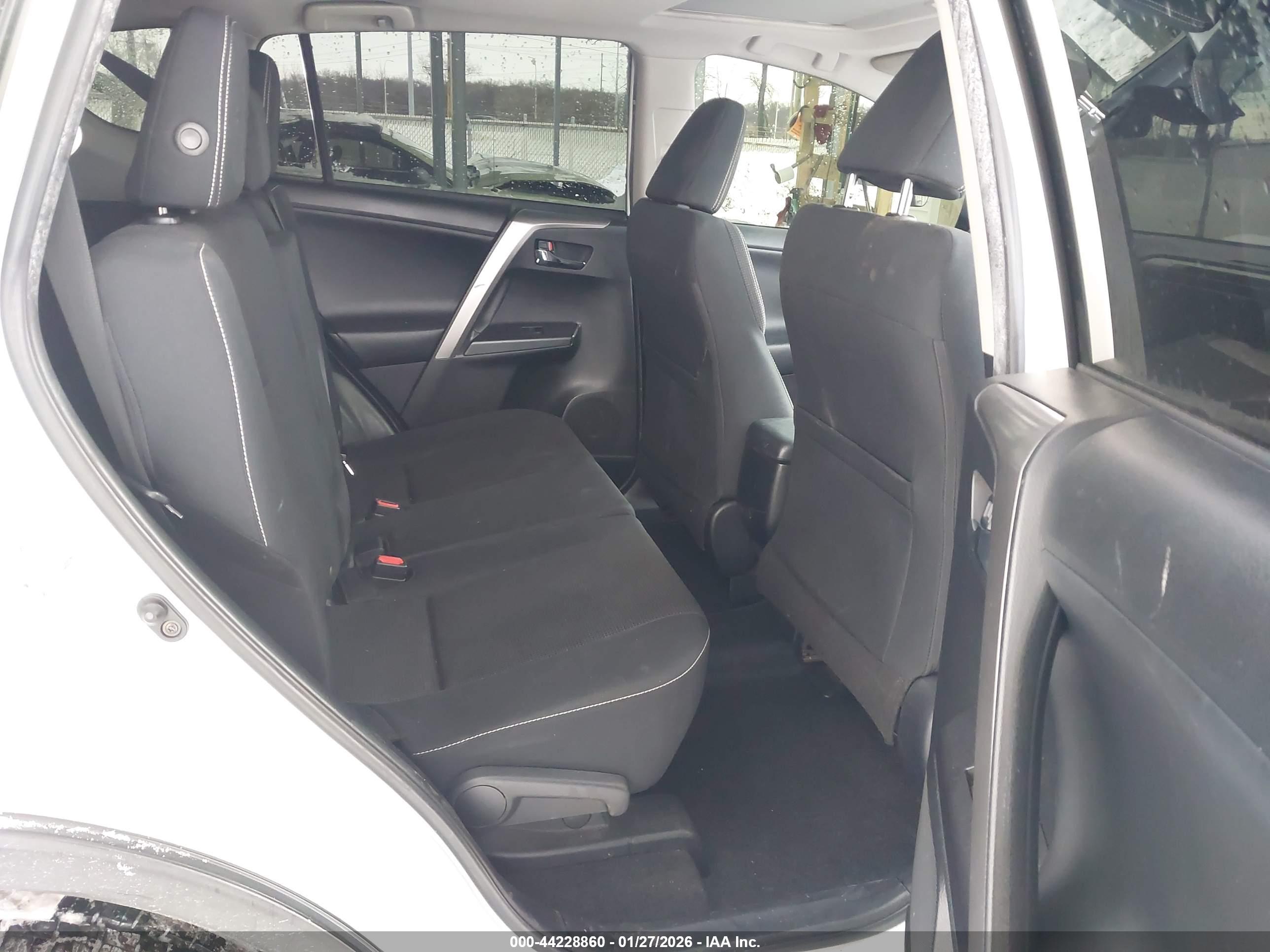 TOYOTA RAV4 image 8