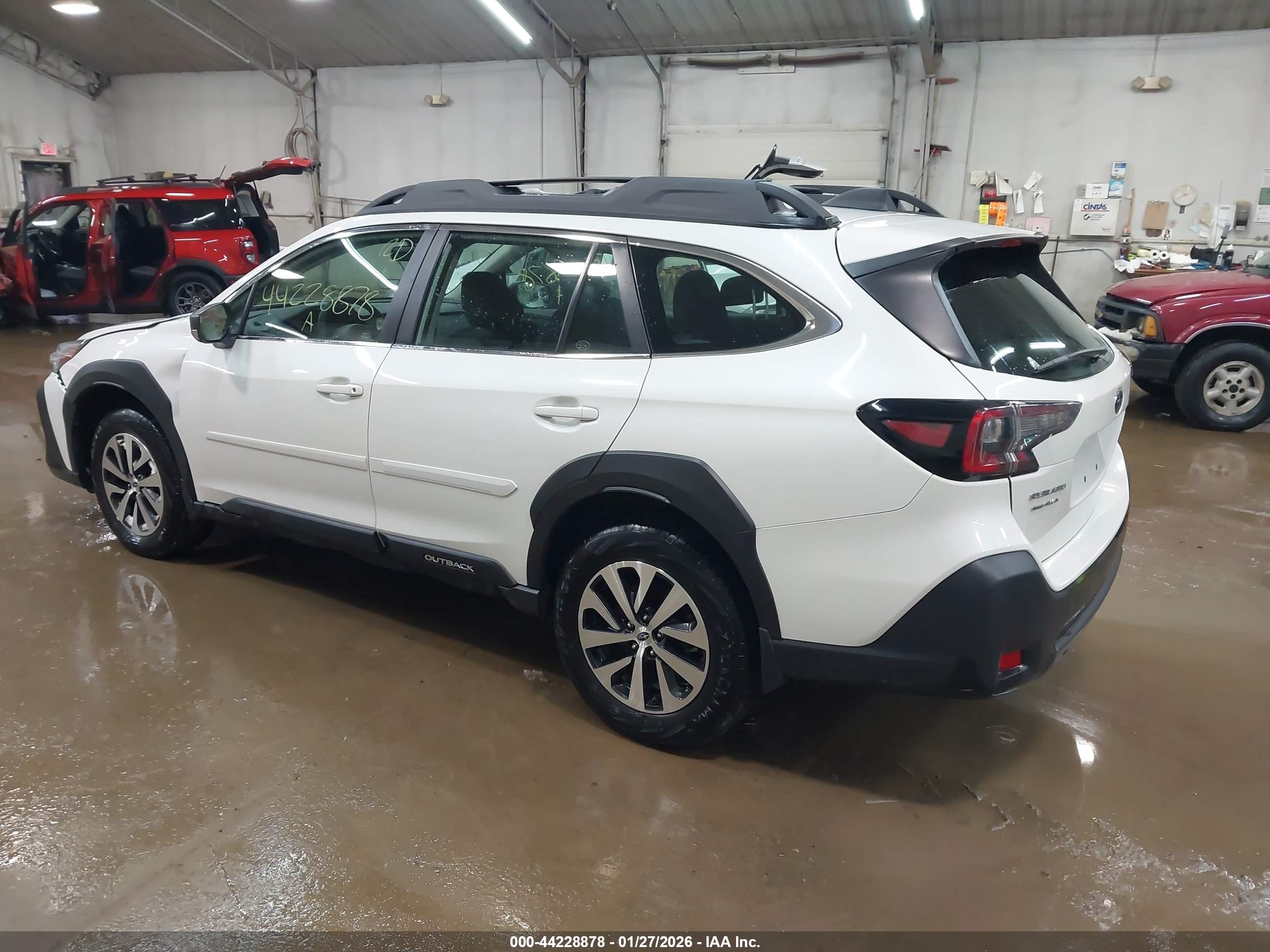 SUBARU OUTBACK image 3