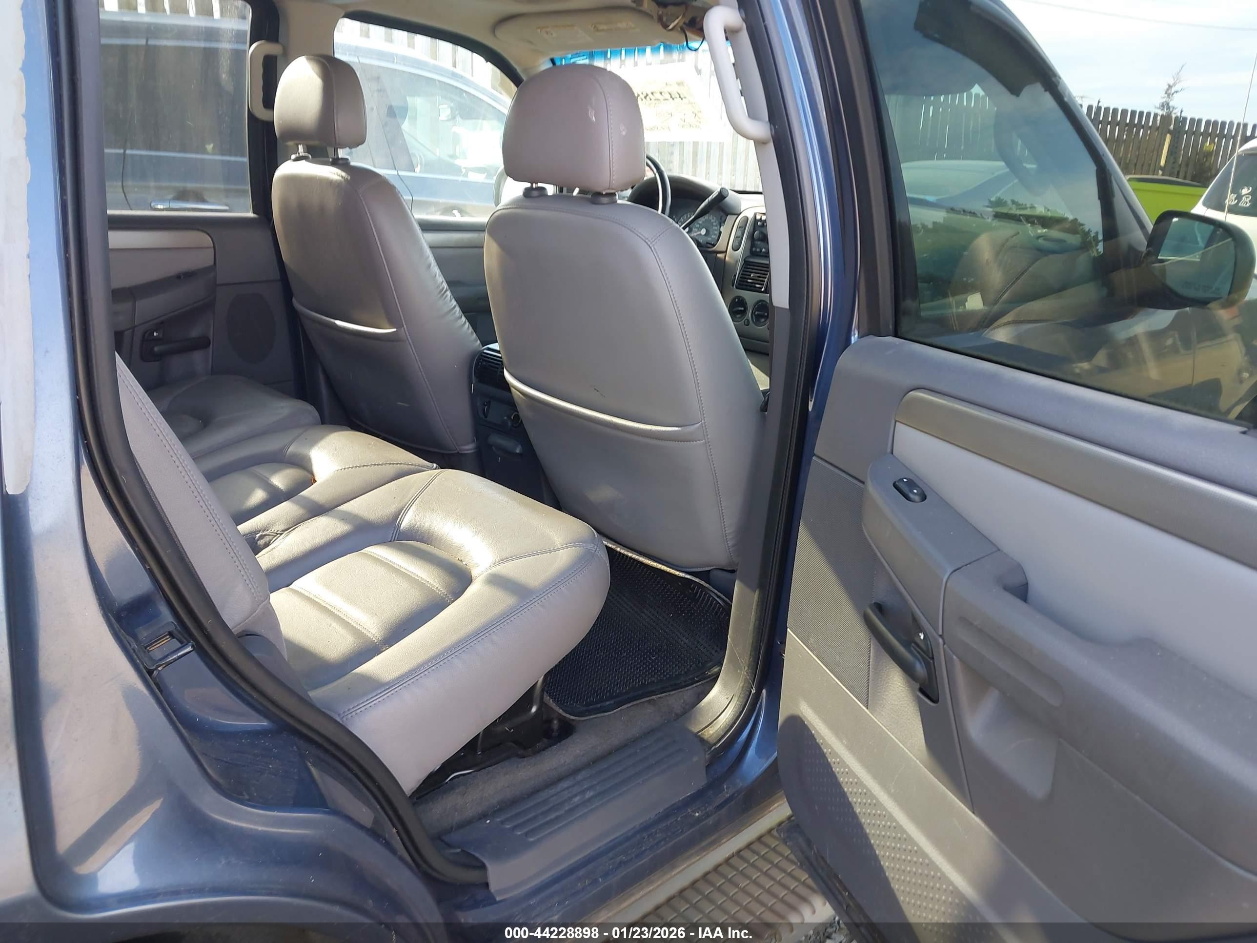 FORD EXPLORER image 8
