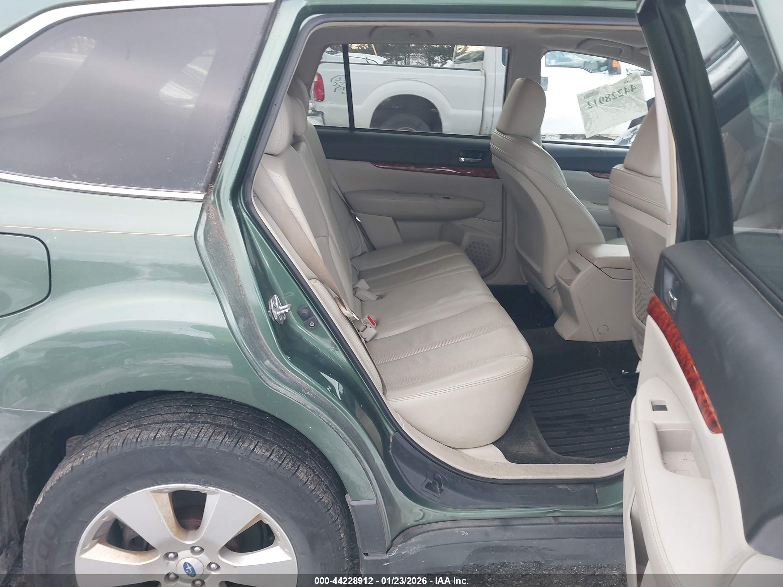 SUBARU OUTBACK image 8