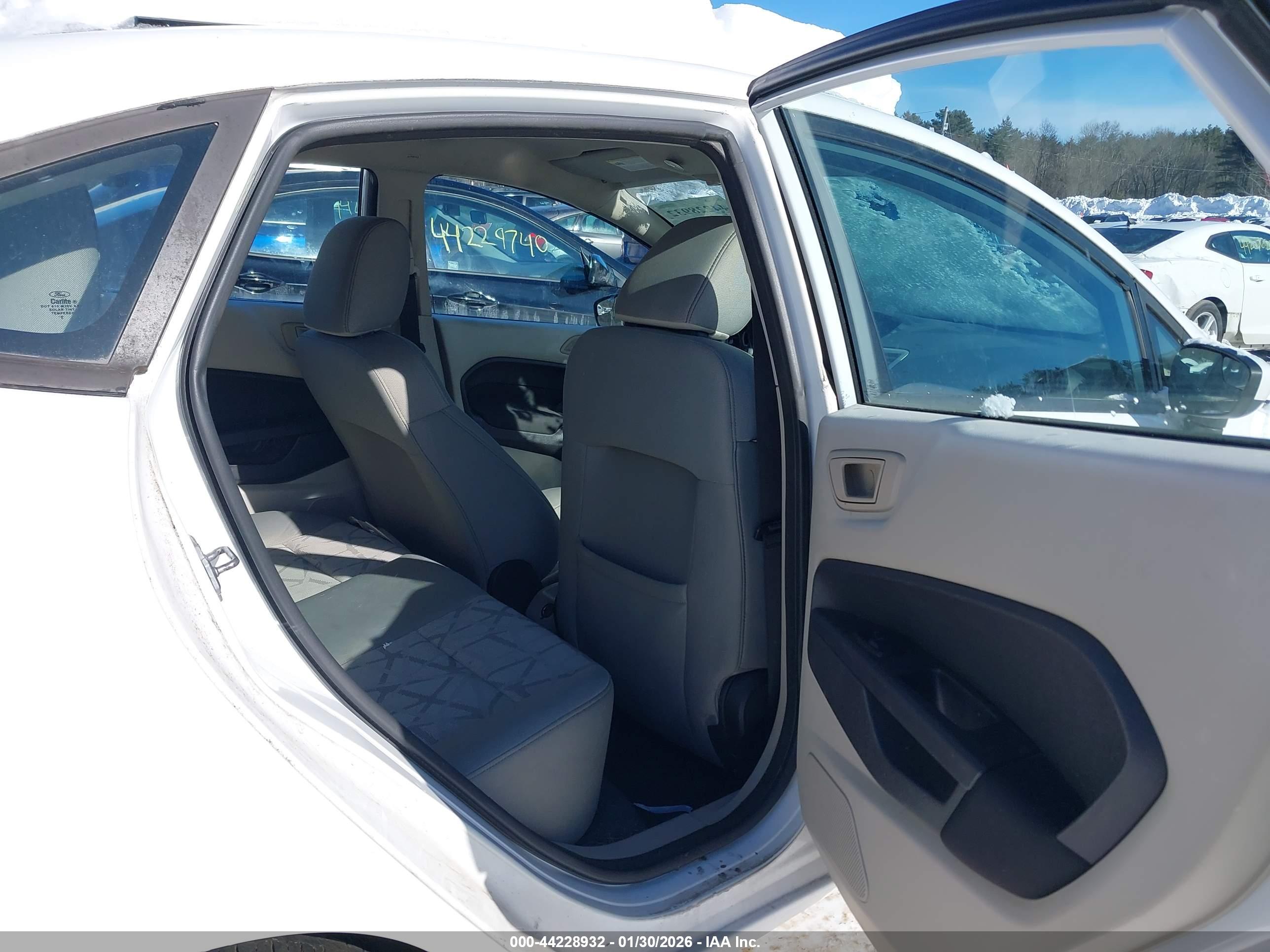FORD FIESTA image 8