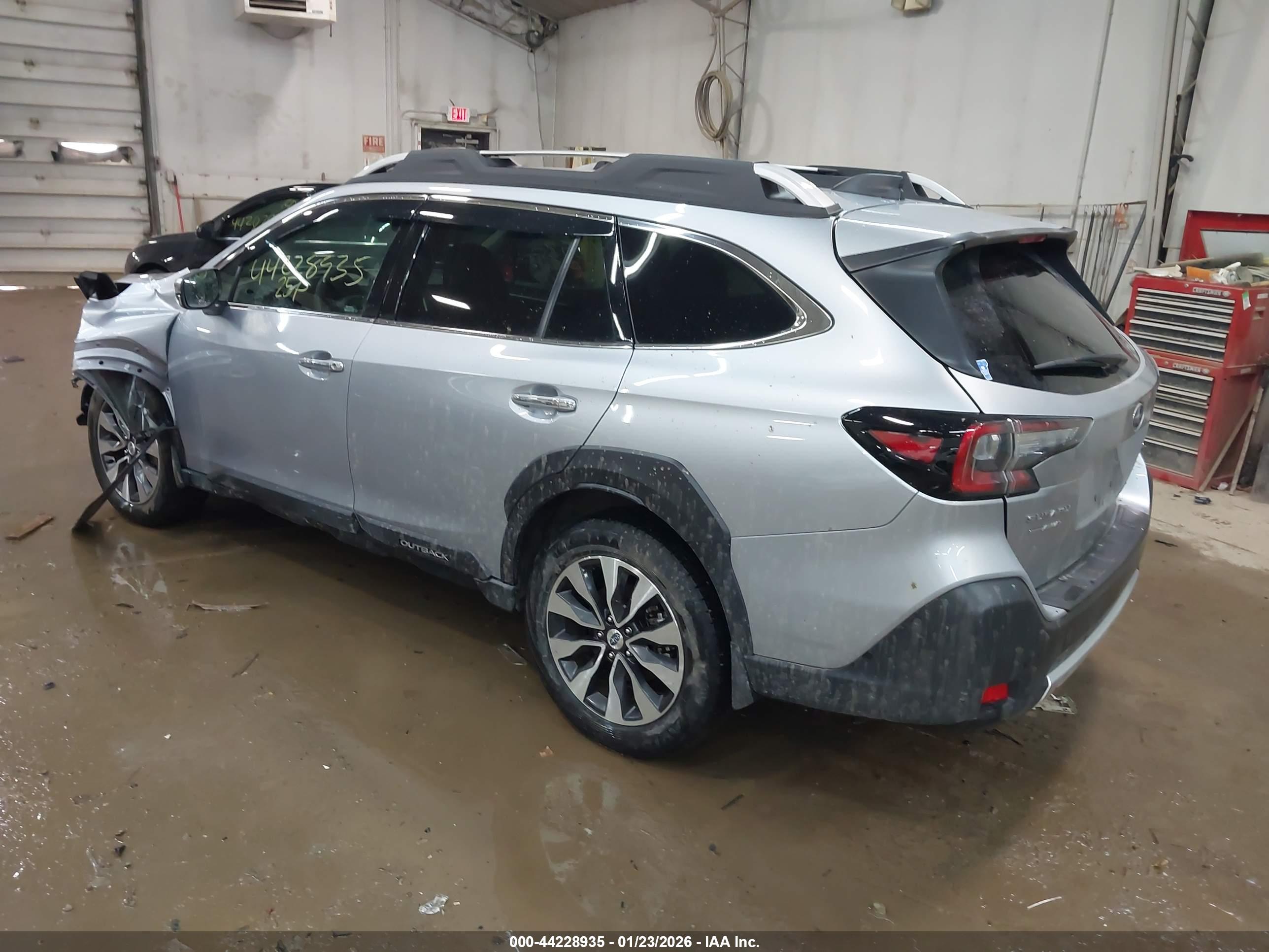 SUBARU OUTBACK image 3