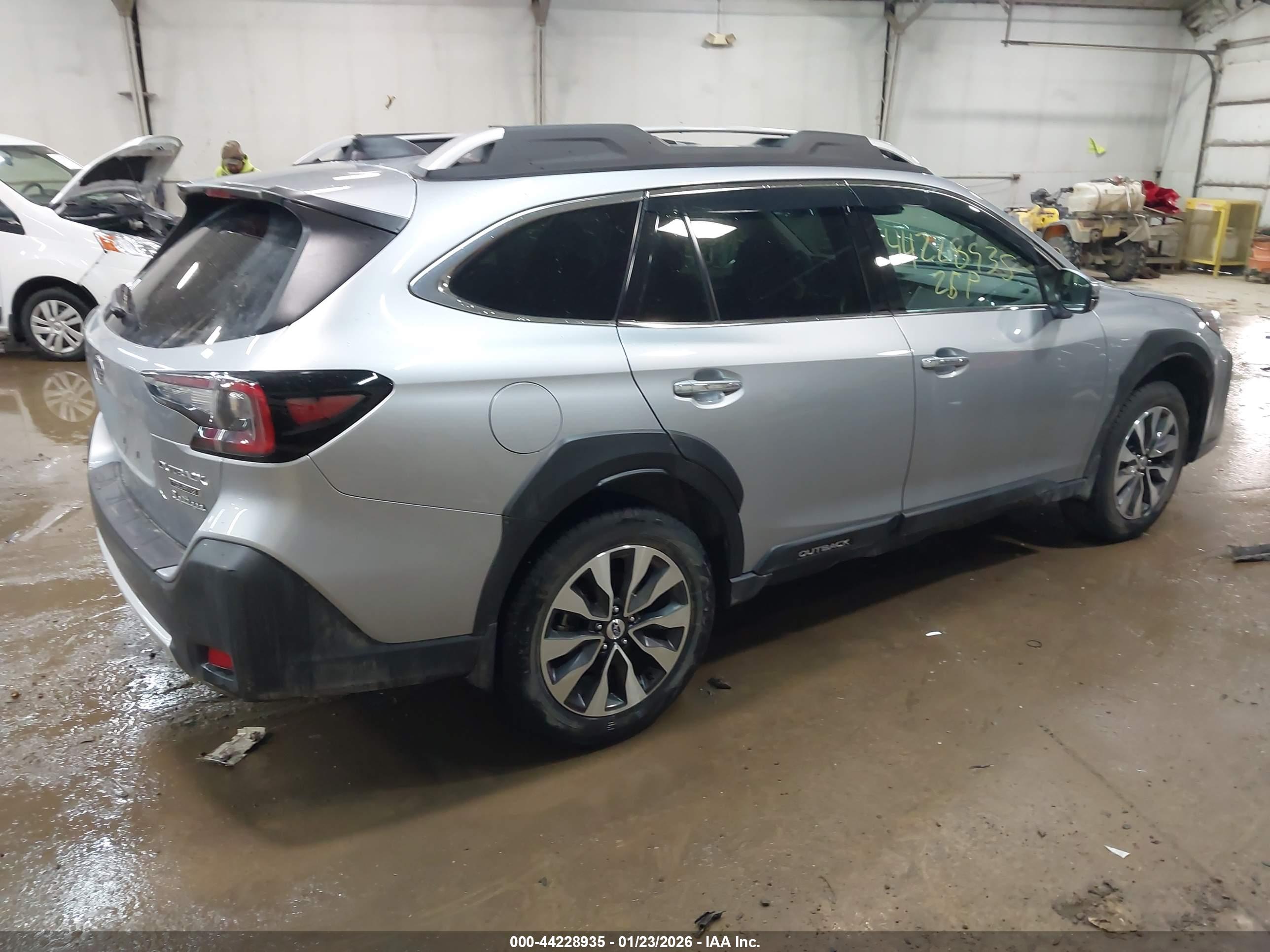 SUBARU OUTBACK image 4