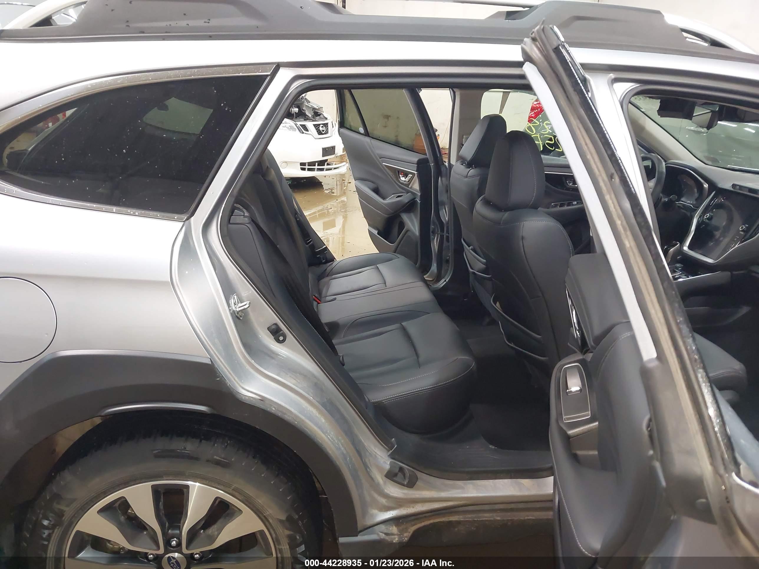 SUBARU OUTBACK image 8