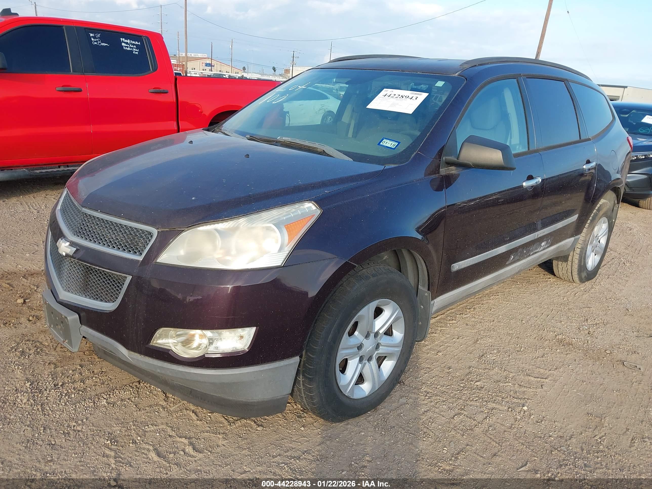 CHEVROLET TRAVERSE image 2