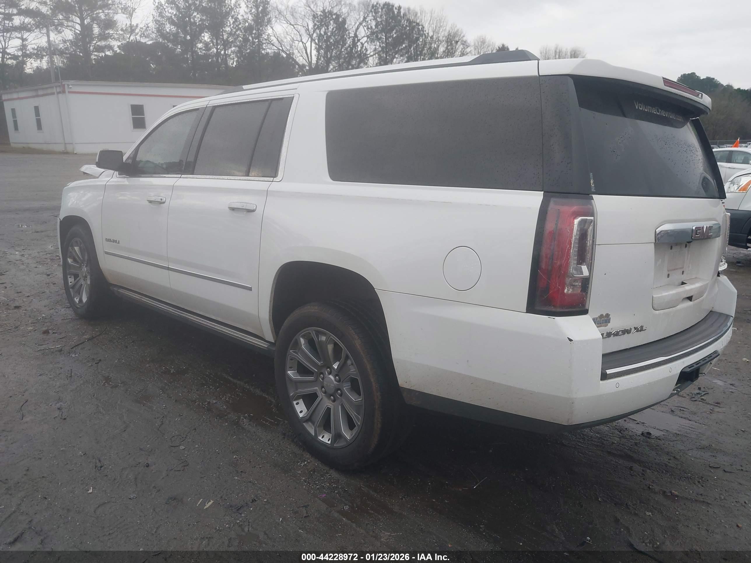 GMC YUKON image 3