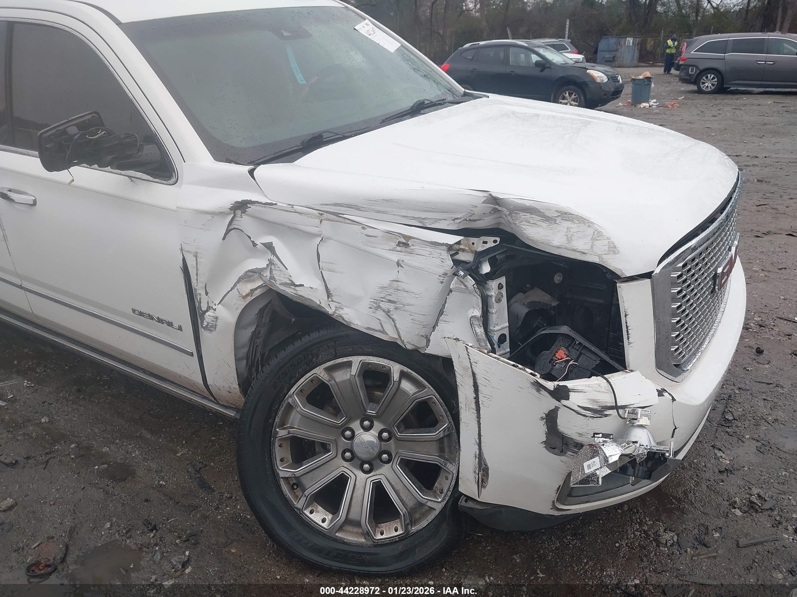 GMC YUKON image 6