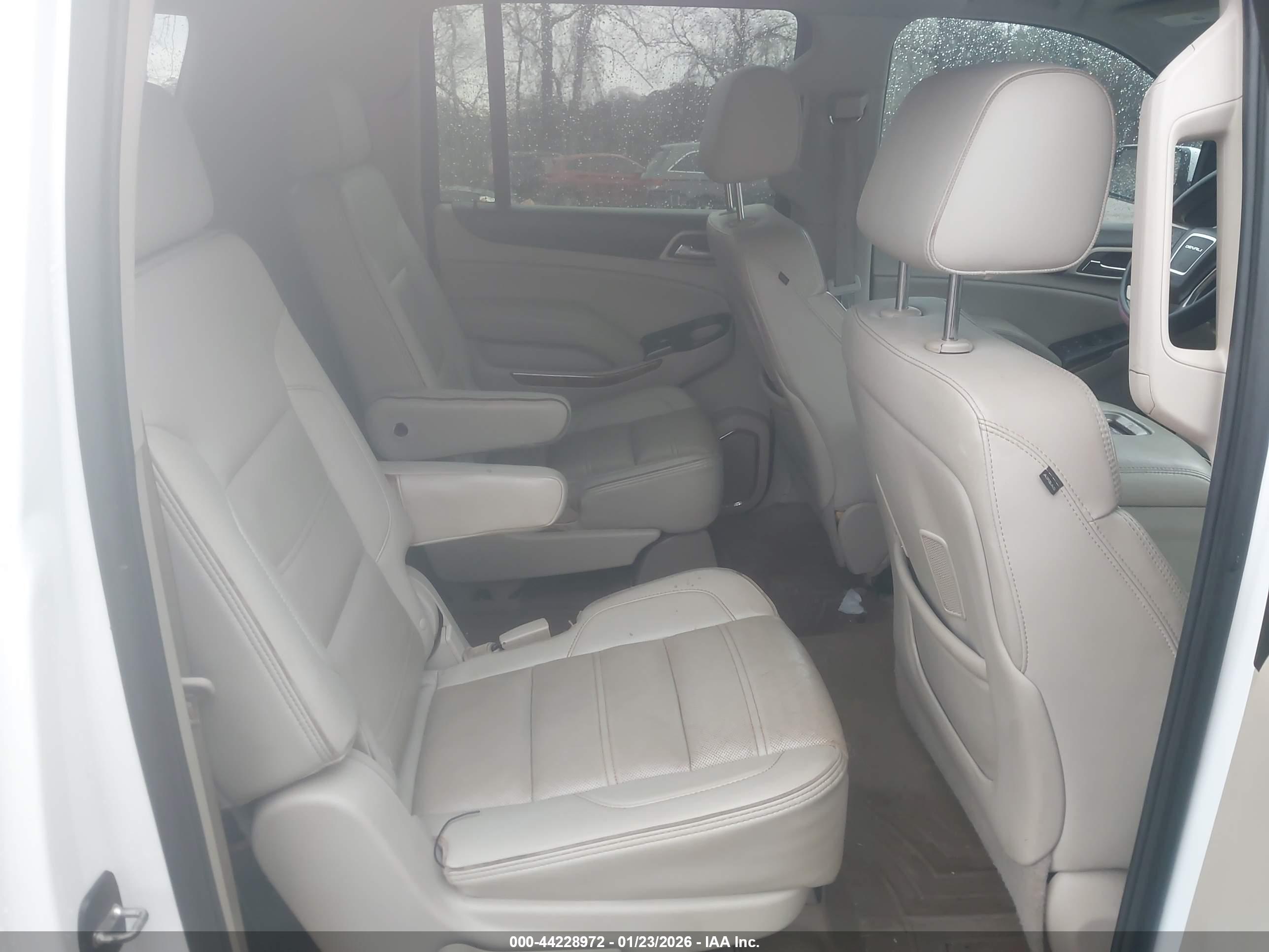 GMC YUKON image 8