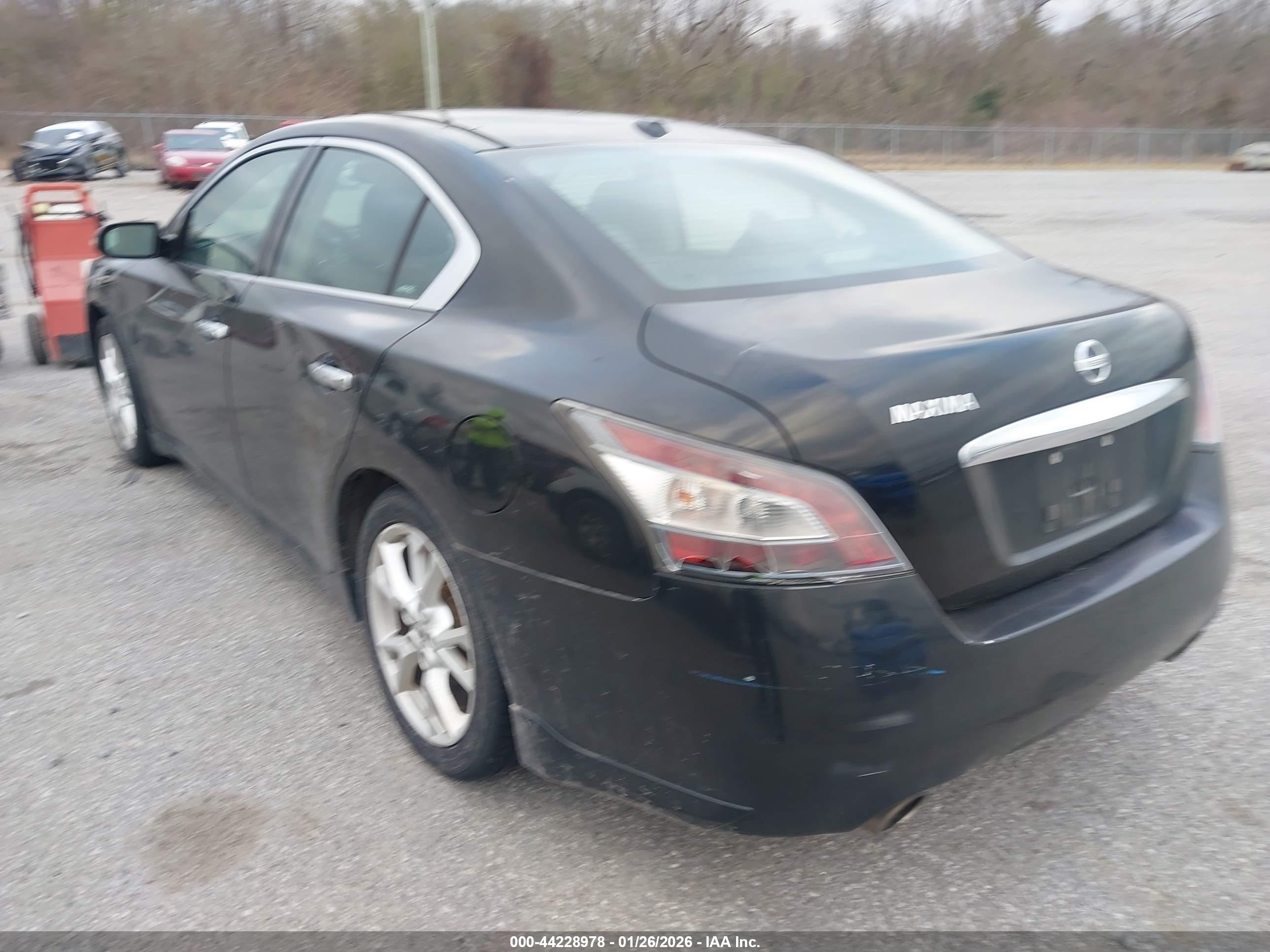 NISSAN MAXIMA image 3